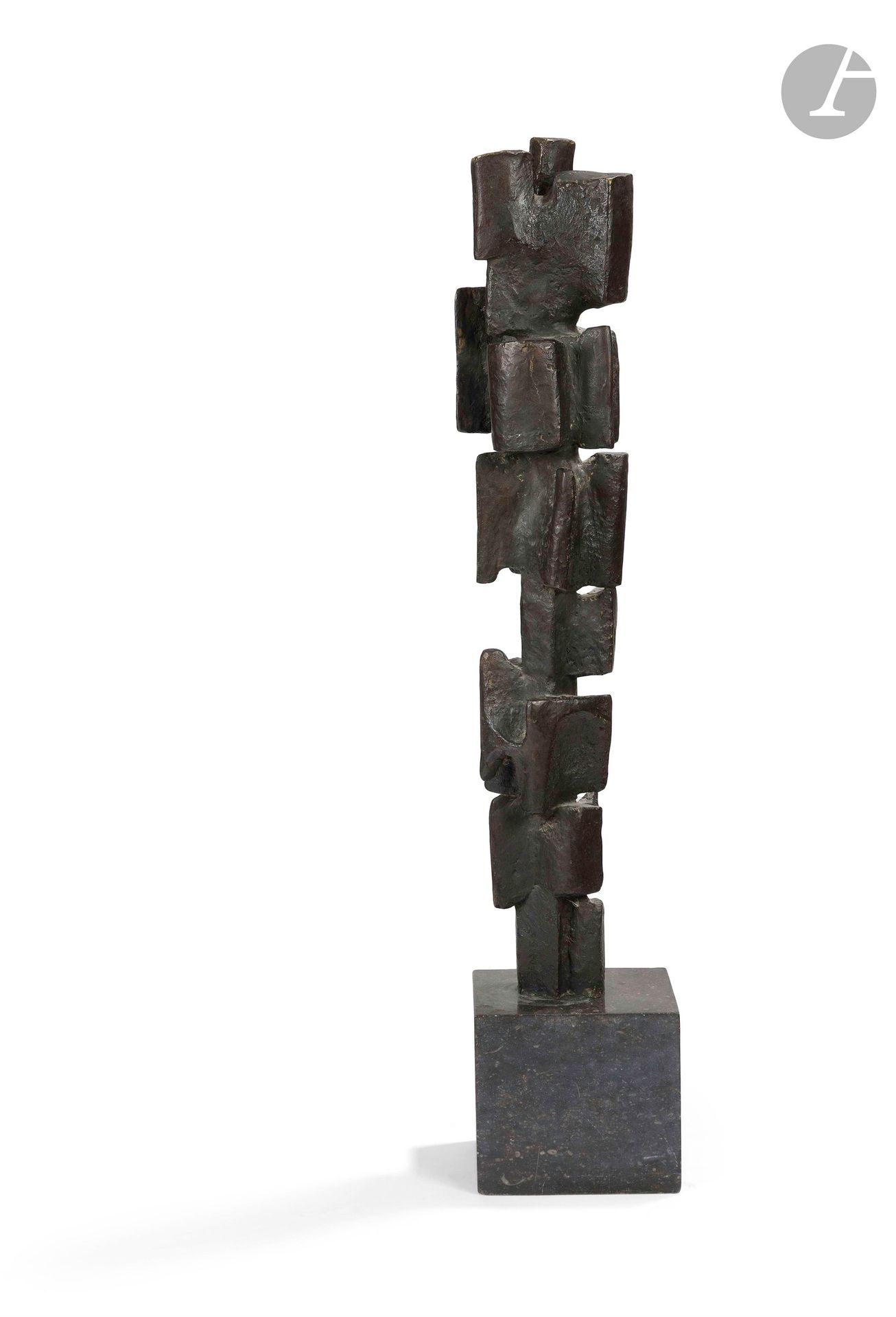 Alicia PENALBA [argentine] (1918-1982)
Ita I, 1955-1957
Épreuve en bronze à patine brune.
Signée et numérotée 2/6 sur la base.
Édition à 6 exemplaires et 1 épreuve d'artiste. 
Socle en marbre noir.
Fondeur Susse (sans marque du fondeur).
69 x 13 x 13 cm (sans socle)

Provenance : 
- Collection Patrick Waldberg, critique d'art. 
- Vente Pays de Fayence Enchères, Seillans, 21 novembre 2010, n° 55.

Expositions de modèles similaires :
- Galerie du Dragon, Paris, 1957. 
- Harald Cousins, Etienne Hajdu, Alicia Penalba. Drei Bildhauer aus Paris, Museum Haus Lange, Krefeld, 1959, n° 6 au catalogue.
- 17e exposition rétrospective, Rijksmuseum Kröller-Möller, Otterlo, 1964, n° 11 au catalogue.
- Stedelijk van Abbemuseum, Eindhoven, 1964, n° 11 au catalogue.
- Alicia Penalba, Galleria Toninelli, Milano, novembre 1969, reproduit au catalogue.

Bibliographie : 
 
- Cimaise V, n°4, mars -avril 1958, p.12, pour un modèle similaire. 
- Alicia Penalba, Malba, Buenos Aires, 2016, référencé sous le n° 10B.
- Frédérick Aubourg, Alicia Penalba. Vers l’envol, Paris, Cohen & Cohen, 2021, un modèle similaire reproduit p. 105.


Cette œuvre est enregistrée au Penalba Research Center sous la référence S-10B-2. Un certificat du Penalba Research Center sera remis à l’acquéreur.