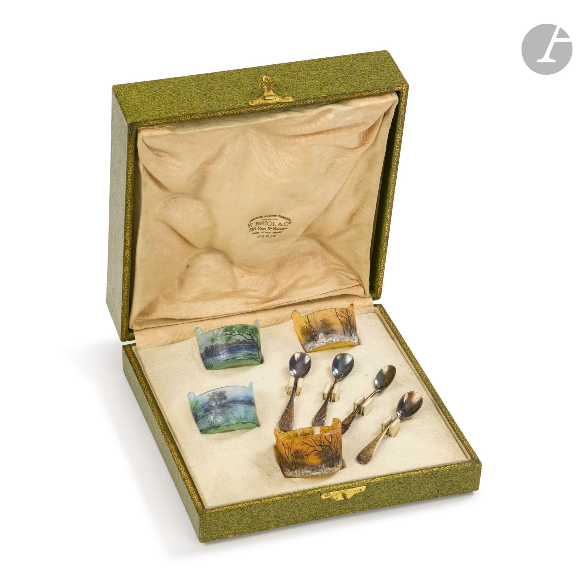 DAUM NANCY verrerie d’art et W. BRIOL & Cie ORFÈVRE À PARIS
Sous-bois enneigé (dit décor à la neige) & Paysage lacustre
Suite de 4 salerons et leurs cuillères dans un coffret-écrin en forme.
Épreuves en verre; les décors dégagés à l’acide et réalisés aux émaux polychromes.
Les cuillères en argent aux motifs floraux gravés; deux décors différents.
Époque Art nouveau.
Chaque saleron signé DAUM Nancy à la Croix de Lorraine sous la base; chaque cuillère porte les poinçons de Maître Orfèvre et de garantie; l’intérieur de l’écrin porte la marque W. BRIOL & Cie – Joailliers – Orfèvres – Bijoutiers – 281 rue St Honoré près la rue Royale Paris à l’or sur le satin du couvercle.
Salerons: Hauteur: 3,2cm – Longueur: 4,5cm
Longueur cuillères: 7,3cm
Coffret: Hauteur: 8cm – Longueur: 20cm – Profondeur: 20cm
