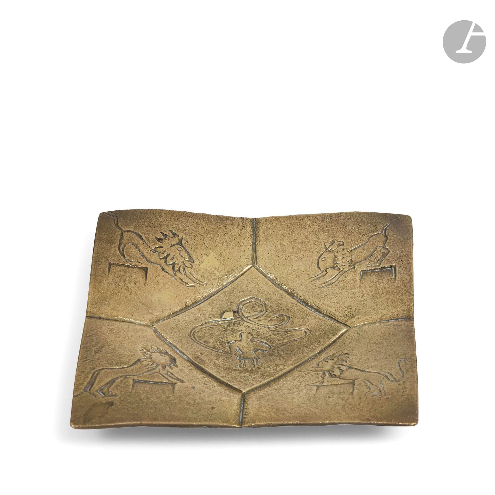 LINE VAUTRIN (1913-1997)
Le Dompteur de lions
Coupelle vide-poche.
Épreuve en bronze doré.
Années 1940-1950.
Monogrammée L.V. au revers.
Longueur: 8,5cm – Profondeur: 8,5cm