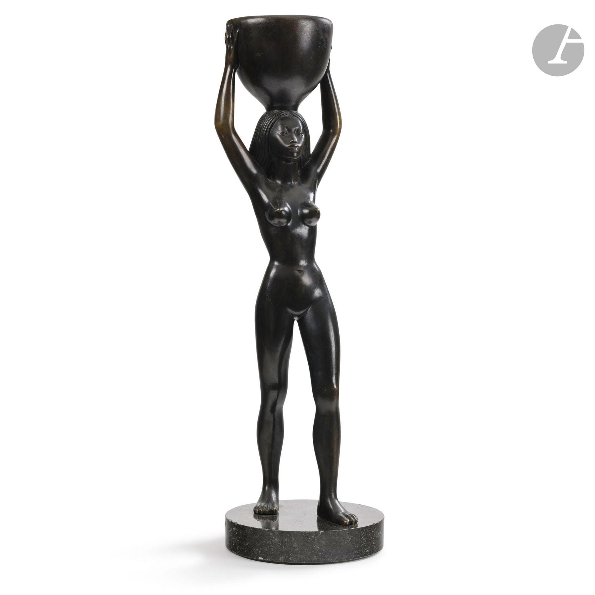 RICCARDO SCARPA (1905-1999)
Nu à la jarre
Très importante lampe-sculpture de salon.
Épreuve en bronze patine brun-noir.
Base circulaire en granit.
Signée SCARPA sur la jarre au dos.
Hauteur avec base: 85cm