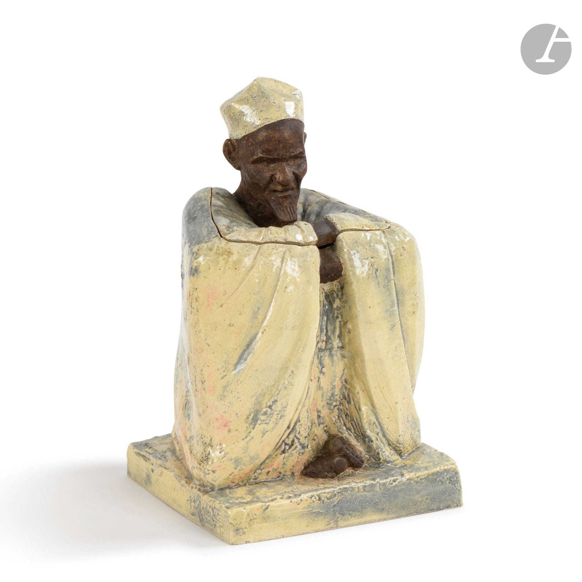 ANNA QUINQUAUD (1890-1984) 
Arabe assis, seule épreuve de ce modèle connue à ce jour
Boîte-sculpture.
Épreuve céramique émaillée; le visage et les pieds patinés brun et laissés sans émail.
Vers1930.
Signé A. QUINQUAUD sur la terrasse. 
Hauteur: 25cm – Longueur: 15cm – Profondeur: 16cm