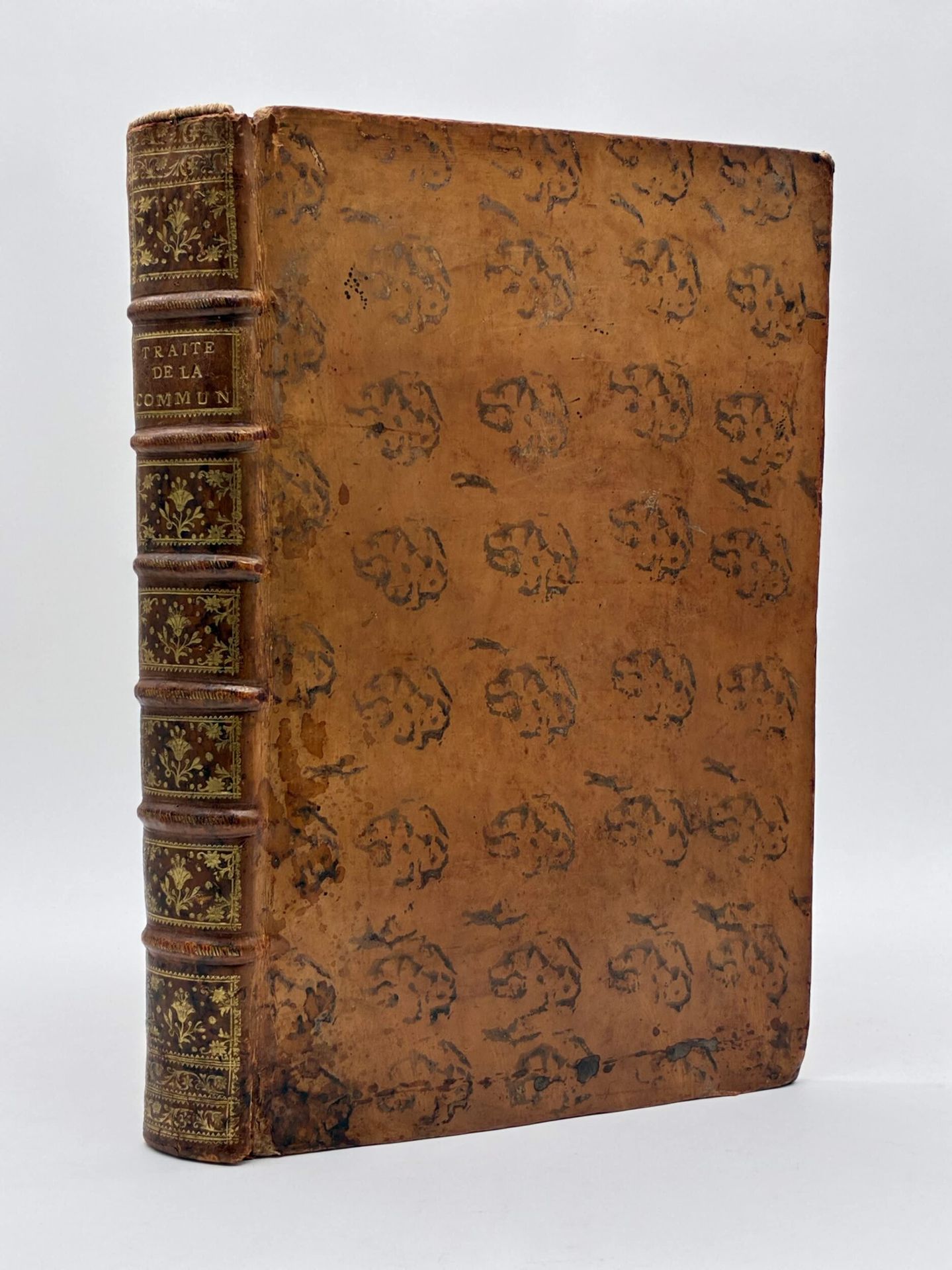 LE BRUN, Denis. Traité de la communauté entre mari et femme.
Edité à Paris chez Knapen en 1754.
Grand in-4 relié plein veau marbré fauve, dos à 6 nerfs guillochés, caissons ornés de fleurons dorés, titre en lettres d'or, double filet sur les coupes, tranches rouges. Reliure de l'époque.
XII et 636 pp., 58 pp., 25 pp., 1 f., bandeaux, lettrines et culs-de-lampe. Impression sur deux colonnes. 
Coiffe sup. absente, un mors légèrement fendu en coiffe inf., frottements aux charnières, coins affaissés. Très rares rousseurs et petits trous de vers avec peu d'atteinte au texte, brunissures dans les marges aux premiers feuillets. 

Édition posthume établie par Louis Hideux, avocat au Parlement, et augmentée "de nouvelles décisision & de notes critiques". Elle comprend le Traité de la communauté, les arrêts dont il fait mention dans le corps de l'ouvrage et une table extensive des matières.

Bel exemplaire du temps, intérieur d'une rare fraicheur.