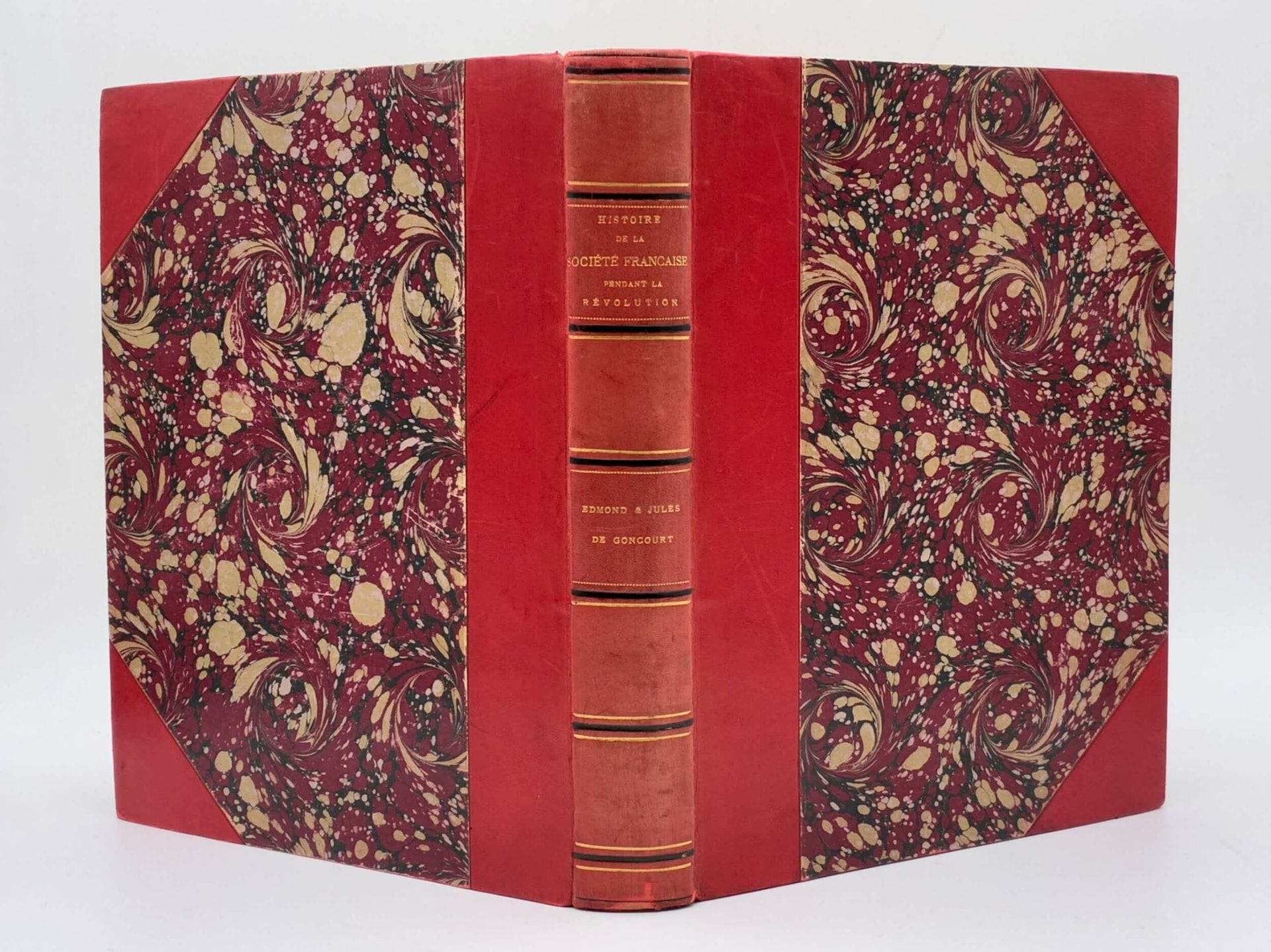GONCOURT, Edmond de et GONCOURT, Jules de. Histoire de la société française pendant la Révolution.
Edité à Paris chez Maison Quantin en 1889.
In-4, demi-chagrin rouge à coins, dos lisse orné de filets à froid, filets et pointillés dorés, auteurs et titre en lettres d'or. 
374 pages, 44 planches hors-texte, dont 9 en couleurs, certaines à double page.
Dos légèrement insolé, menus frottements aux coiffes, dos en voie de se désolidariser (coutures fragiles au premier plat). Très rares et infimes piqûres.

Première édition illustrée de cette histoire de la société française, publiée par les frères Goncourt à l'occasion du centenaire de la Révolution. L'iconographie se compose de 44 planches, dont 9 en couleurs, figurant des objets, documents, tableaux, gravures, etc.
Ex-libris gravé de Théo Koerper au contreplat.

Exemplaire fragile mais élégant pour cette étude illustrée des frères Goncourt dont l'ambition était de "peindre la France, les mœurs, les âmes, la physionomie nationale, la couleur des choses, la vie & l'humanité de 1789 à 1800".