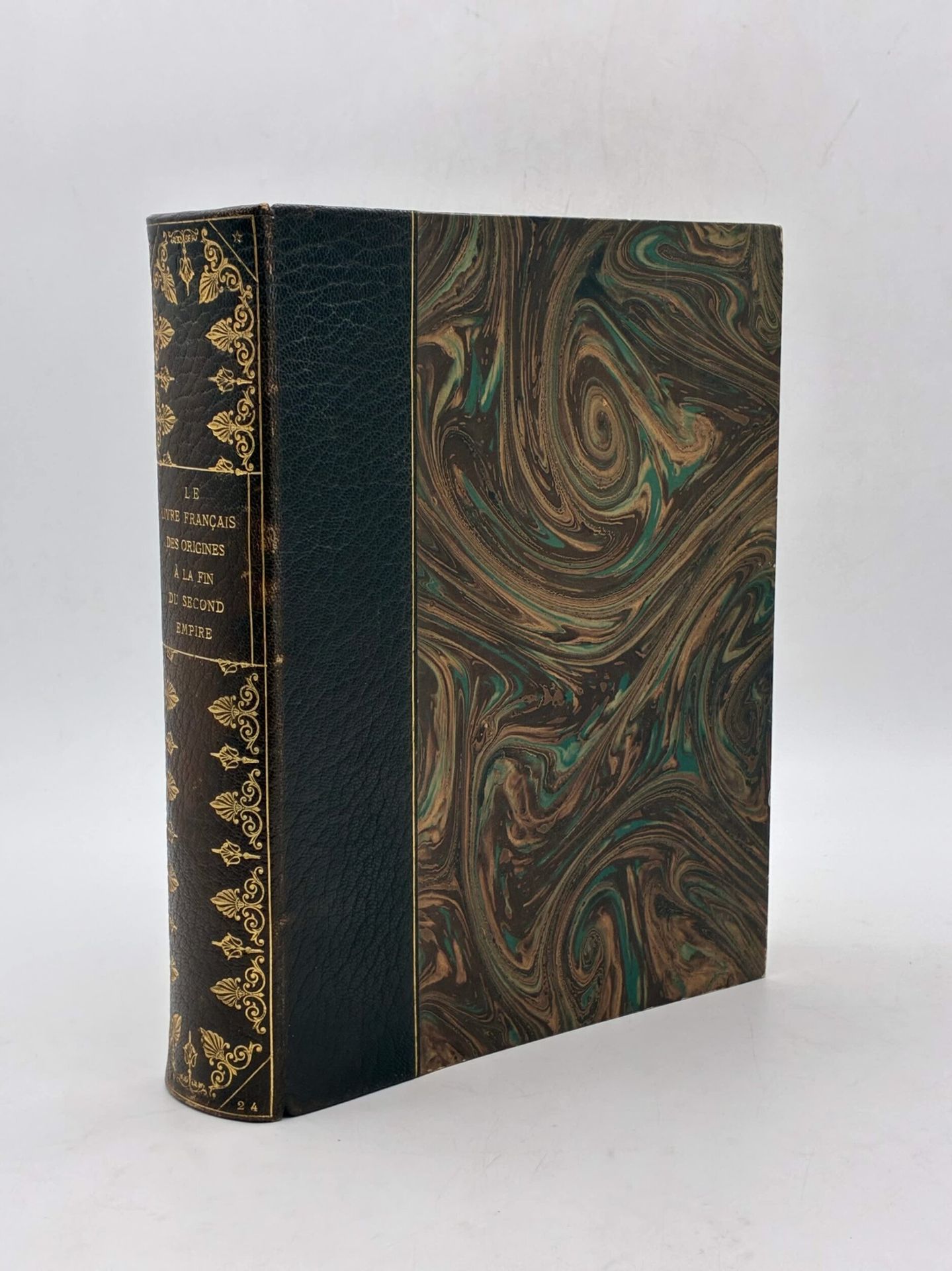 [BIBLIOPHILIE]. Le Livre Français, des origines à la fin du second Empire.
Edité à Paris et Bruxelles par la Librairie Nationale d'Art et d'Histoire et chez G. Van Oest et Cie en 1924.
De format In-4. Demi-chagrin maroquiné brun bordé d'un filet doré, dos lisse fleuronné et titré en or, tranche de tête dorée, couverture conservée.
184 pages, 104 planches hors-texte en héliochromie et en héliotypie dont certaines sous serpentes, le tout monté sur onglets. Vignette de titre, bandeaux, lettrines et culs-de-lampe. Titre imprimé en noir et rouge, dans un bel encadrement ornementées sur la couverture d'origine.
Dos légèrement insolé, menus frottements. 

Édition originale de cet ouvrage collectif autour de l'exposition consacrée à l'histoire du livre en France, des origines à la fin du second empire, organisée en avril 1923 au Pavillon de Marsan. Le texte est de Henry Martin, André Blum, Ch. Mortet, Mlle J. Duportal, Louis Réau, Frantz Calot, Amédée Boinet et le Comte Durrieu. Il s'accompagne de nombreuses œuvres reproduites en héliochromie et en héliotypie sur des planches hors-texte.
Au sommaire : Les manuscrits à peintures - Le livre à gravures du XVème siècle - Le livre à gravures du XVIème siècle - Le livre à gravures du XVIIème siècle - Le livre à gravures du XVIIIème siècle - Le livre illustré du XIXème siècle - La reliure - Les amateurs de livres en France depuis le Moyen âge jusqu'à la fin du second Empire. 
Tirage limité à 870 exemplaires, celui-ci l'un des 850 exemplaires sur vergé pur chiffon de Lafuma. 

Bel exemplaire décoratif pour cette étude exhaustive qui ravira les bibliophiles.