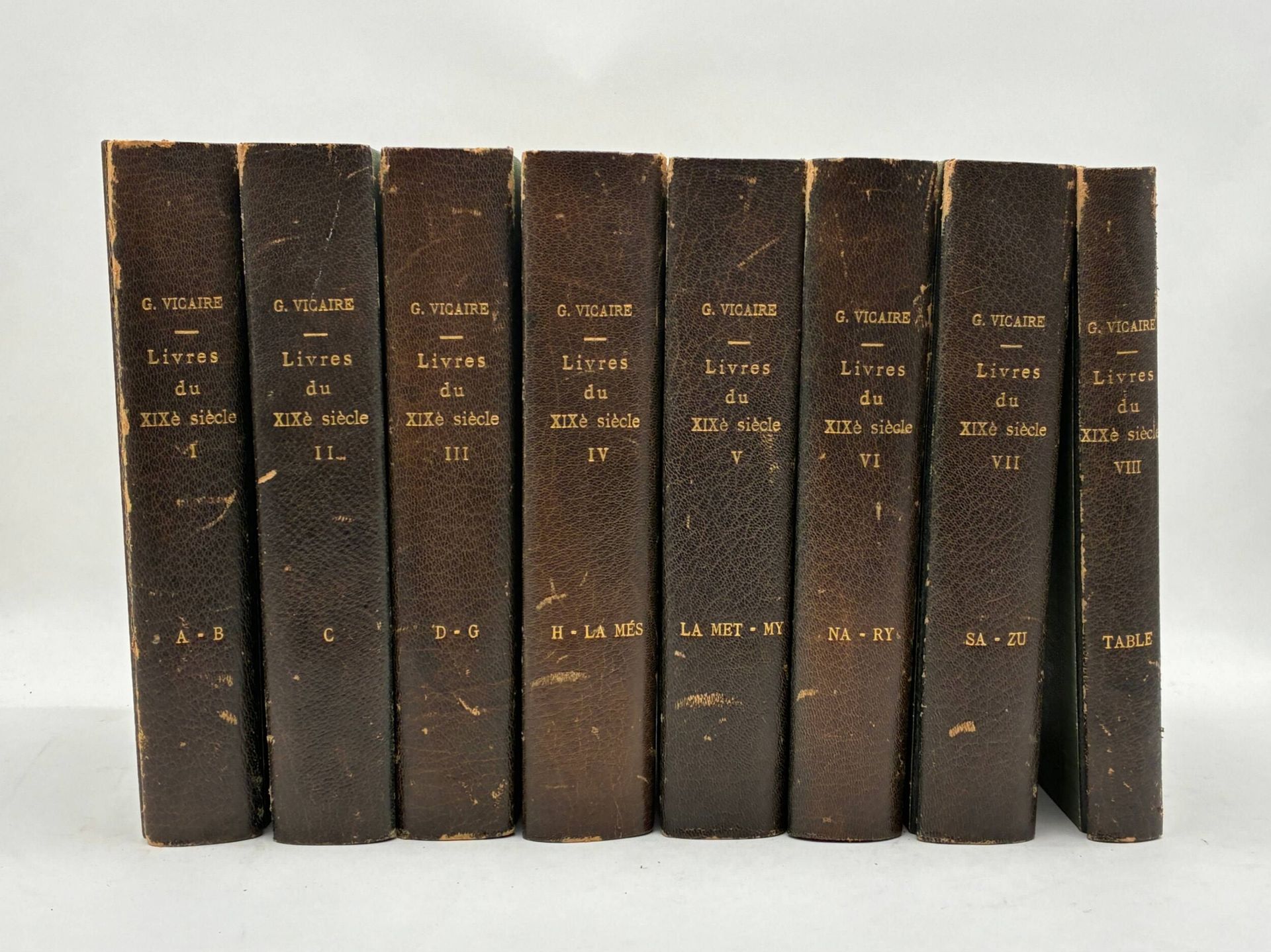 [BIBLIOPHILIE]. VICAIRE, Georges. Manuel de l'amateur de livres du XIXe siècle, 1801-1893. 
Paris, Librairie Rouquette, 1894-1920. 
En 8 volumes in-8 reliés demi-cuir vert à la bradel, titre doré sur dos lisse, plat de toile verte, couvertures et dos conservés. 
Frottements avec de légers manques aux dos. Intérieurs propres. 

Édition originale de cet ouvrage de référence sur les éditions originales, ouvrages et périodiques illustrés, romantiques, réimpressions critiques de textes anciens ou classiques, bibliothèques et collections diverses, publications des sociétés de bibliophiles de Paris et des départements, curiosités bibliographiques du XIXe siècle, avec une préface de Maurice Tourneux. Tirage limité à 1050 exemplaires, celui-ci l'un 1000 exemplaires sur papier vélin, portant le N°285. 

Bon ensemble complet en 8 volumes dont un volume de table.