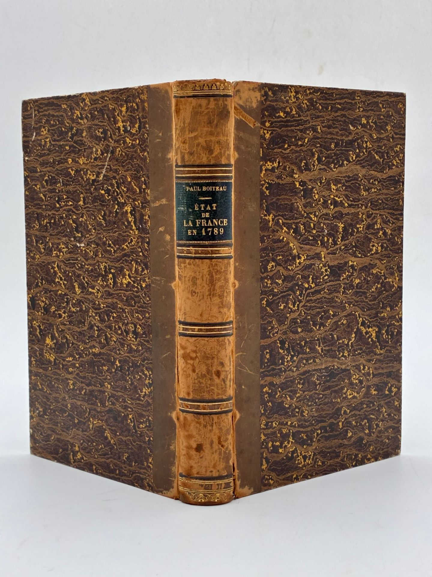 BOITEAU, Paul. État de la France en 1789.
Edité à Paris chez Perrotin en 1861.
De format In octavo / In-8.
Demi-basane havane. Dos lisse orné de filets à froid et dorés, titre et auteur en lettres d'or sur pièce de cuir noir. Tranches mouchetées. Reliure de l'époque.
II et 535 pages.
Frottements avec manque de cuir, mors partiellement fendus au premier plat. Quelques rousseurs. 

Édition originale de cette étude du journaliste et écrivain français Paul Boiteau, qui brosse un tableau complet de la France en 1789 en abordant tous les sujets, de l'économie à la démographie en passant par la politique. 

Intérieur frais.