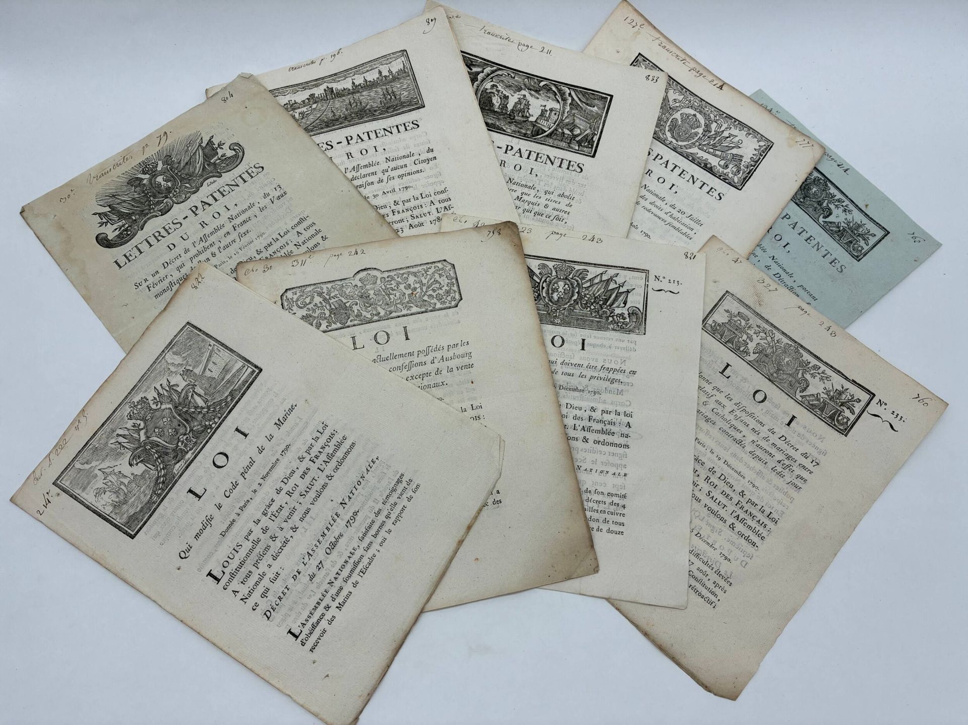 [LETTRES-PATENTES]. 10 Lettres-Patentes du Roi portant sur des décrets donnés par l'Assemblée-Nationale durant l'année 1790.
Edité à La Rochelle chez Vincent Cappon-Mesnier en 1790.
10 fascicules in-4 de 4 pages, avec un bandeau gravé sur bois en tête de chaque.
Trous dans la marge latérale (marque d'anciennes coutures), marque de pli horizontal au milieu des feuillets. Annotations manuscrites dans la marge supérieure des premières pages. 

L’ensemble est constitué de :
- Lettres-Patentes du Roi, sur un Décret de l'Assemblée Nationale, du 13 février, qui prohibent, en France, les Voeux monastiques de l'un & l'autre Sexe 
- Sur un Décret ...] qui déclarent qu'aucun Citoyen ne peut être inquiété à raison de ses Opinions 
- Proclamation du Roi, pour le rétablissement de la tranquillité & du bon Ordre 
- Sur un Décret ...] qui abolit la Noblesse héréditaire, & porte que les titres de Prince, de Duc, de Comte, Marquis & autres titres semblables, ne seront pris par qui que ce soit, ni donnés à personne - Sur le Décret ...] portant suppression des droits d'habitation, de protection, de tolérance & de redevances semblables sur les Juifs
- Sur un Décret ...] portant abolition du droit d'Aubaine, de Détraction, & Extinction des procédures relatives à ces droits
- Loi qui modifie le Code pénal de la Marine
- Loi relative aux Biens actuellement possédés par les Protestans des deux confessions d'Augsbourg & Helvétique, & qui les excepte de la vente ordonnée pour les Biens nationaux
- Loi relative aux Médailles qui doivent être frappées en mémoire de l'abandon de tous les Privilèges - Id. 
- Loi ...] relatif aux Enfants nés de mariages entre Protestans & Catholiques, n'auront d'effet que pour les mariages contractés depuis ...]. 
- Lettres Patentes du Roi sur le décret ...] portant suppression des droits d'habitations, de portection, de tolérance et de redevances semblables sur les juifs
- Lettres Patentes du Roi sur le décret  ...] portant abolition du droit d'Aubaine, de Détraction, et extinction des procédures relatives à ces droits

Bonne condition de l'ensemble.