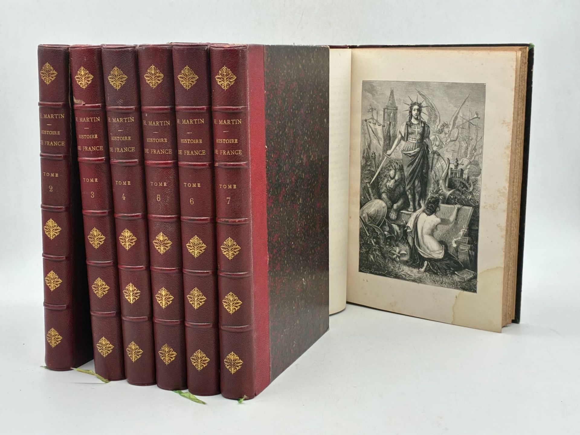 MARTIN, Henri. Histoire de France populaire, depuis les temps les plus reculés jusqu'à nos jours.
Edité à Paris chez Furne s.d. entre 1868 et 1885].
En 7 volumes de format In-4. Demi-chagrin rouge, dos à faux-nerfs pincés à froid, fleurons dorés, titrage et tomaison en lettres d'or, tranches mouchetées, signets conservés. Reliure de l'époque.
VIII et 588 pp. ; 580 ; 596 ; 608 ; 572 ; 556 ; 551 pages, très nombreuses illustrations en noir, dont 1 portrait de l'auteur gravé en frontispice du tome 1, 7 vignettes de titre gravées (distinctes à chaque volume), et de nombreuses vignettes gravées en noir dans le texte. Texte sur deux colonnes. 
Menus frottements, dos légèrement brunis, quelques traces blanches et griffures sur les plats. Quelques rousseurs pâles dans les marges, trace de mouillure marginale, sinon intérieurs très propres.

Célèbre histoire de France d'Henri Martin (1810-1883) dans sa version populaire en impression sur deux colonnes et illustrée. Cette œuvre valut à son auteur un prix de 20 000 francs de la part de l'Institut en 1869. En association avec Paul Lacroix, il imagina une histoire de France composée d'extraits des principaux chroniqueurs et historiens et destinée à combler les vides pour les périodes manquantes. Au sommaire : Tome 1 : Des Gaulois à Louis XI. Tome 2 : Des guerres d'Italie à Louis XIV. Tome 3 : De Louis XIV à la chute de la Royauté. Tome 4 : De la Convention Nationale au Consulat. Tome 5 : De l'Empire à la Monarchie de Juillet. Tome 6 : de la Monarchie de Juillet au Second Empire. Tome 7 : Du Second Empire à la Troisième République. 

Bel ensemble homogène et complet en 7 volumes pour cette histoire populaire de France accompagnée d'une très riche iconographie.
