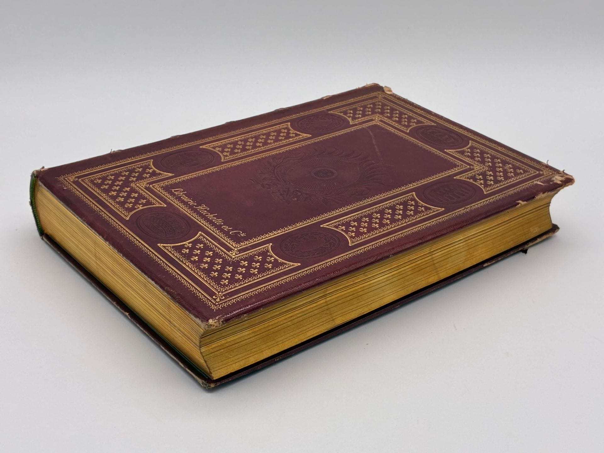 BOURGEOIS, Émile. Le grand siècle. Louis XIV - Les arts - Les idées.
Edité à Paris chez Hachette et Cie en 1896.
In-folio, pleine basane cerise, dos à cinq faux nerfs sertis de guirlandes dorées, caissons à froid ornés d'une couronne dorée, plats richement décorés d'un soleil central à froid, encadré d'une large bande fleurdelysée et dorée séparée par des couronnes estampées à froid, gardes et contreplats de papier bleu, toutes tranches dorées.
XVI et 483 pages, nombreuses illustrations en noir et blanc réalisés par la photogravure, ainsi que 22 portraits sous serpente hors-texte dont un portrait de Louis XIV en frontispice. Quelques bandeaux, lettrines ornementées et culs-de-lampe. Titre imprimé en bleu, noir et rouge, orné d'une vignette gravée. 
Dos passé, coiffes, nerfs et coins frottés, quelques griffures sur les plats, un accroc au premier plat. 

Édition originale accompagnée d'une très riche iconographie réalisée par la photogravure d'après documents d'époque et gravures, comprenant notamment 22 portraits hors-texte. L'historien Émile Bourgeois (1857-1934), grand spécialiste du XVIIème, donne ici un tableau exhaustif du "Grand siècle" en s'appuyant sur les textes de Voltaire, Saint-Simon, Spanheim, Dangeau, Madame de Sévigné, Choisy, La Bruyère, Laporte, Le Mercure de France, La Princesse Palatine, etc. Une superbe publication imprimée sur grand velin blanc et velin fort pour les hors-texte.

Luxueuse publication sur le Grand Siècle dans une belle reliure décorative.