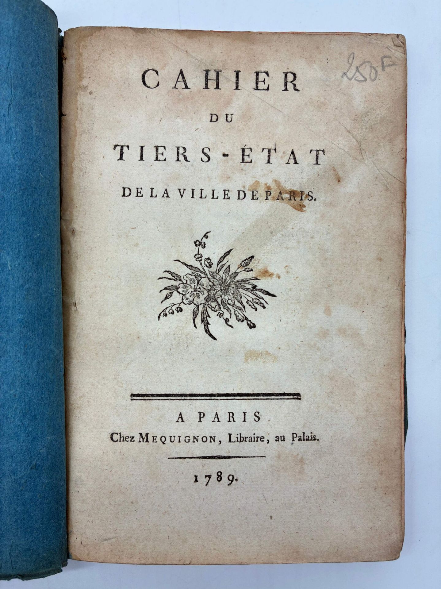 [TIERS-ÉTAT]. Cahier du Tiers-État de la ville de Paris.
Édité à Paris chez Méquignon-Marvis en 1789.
In-8 broché, couverture bleue.
69 pages, vignette de titre, bandeau typographique et culs-de-lampe. 
Couverture frottée, coutures lâches. Quelques brunissures dans les marges.

Édition originale du cahier du tiers-état de la ville de Paris, comportant 60 articles divisés en 6 parties, la première portant sur la constitution, la seconde sur les finances, la troisième sur l’agriculture, le commerce, la juridiction consulaire, la quatrième sur la religion, le clergé, l'éducation, les hôpitaux et les mœurs, la cinquième sur la législation et la sixième sur les objets particuliers à la ville de Paris. Il est signé Target, Camus, Bailly et Guilltin. 
Ex-libris de Delpech tamponné in-fine. 

Intérieur bien conservé.