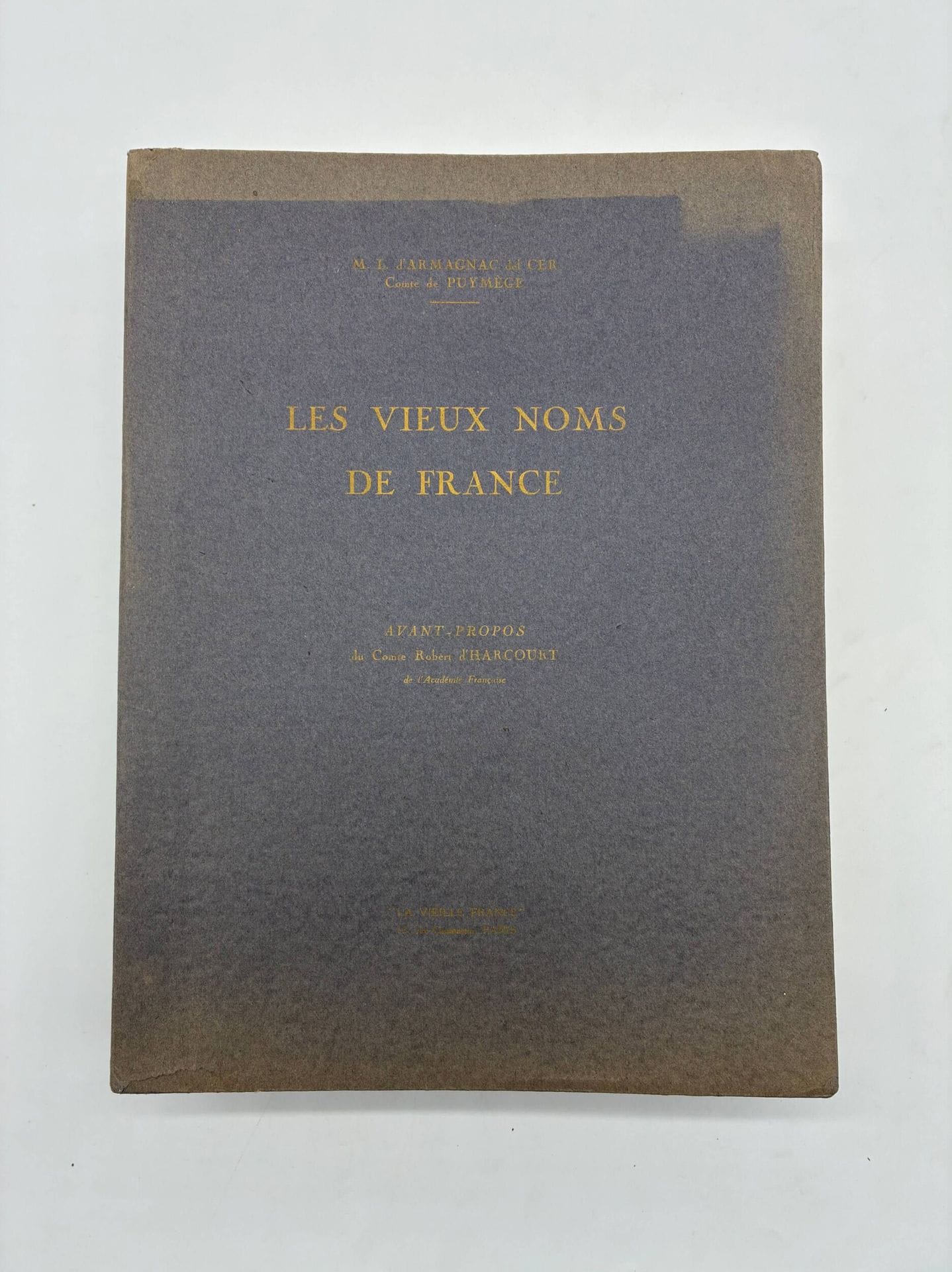 ARMAGNAC del CER, Maurice Léo d'. Les Vieux Noms de la France de l'Ouest et les familles d'origine française au-delà des mers.
Edité à Paris chez la Vieille France en 1954.
Grand In-4 broché, couverture rempliée bleue, lettrines or au dos et premier plat. 
(7) et 760 pages (pagination double), nombreux blasons reproduits en noir et blanc in et hors-texte. Texte sur deux colonnes. 
Dos et premier plat passés, coiffes frottées. Quelques rousseurs sur les tranches. 

Édition originale de l'une des trois études du comte de Puymège consacrées aux noms de France. Celle-ci traite de la France de l'ouest et des familles d'origine française au delà des mers. Les noms de famille y sont présentés par ordre alphabétique, avec blasons et notices historiques pour chacun d'entre eux. L'étude contient un avant-propos du Comte Robert d'Harcourt. 

Intérieur intact.