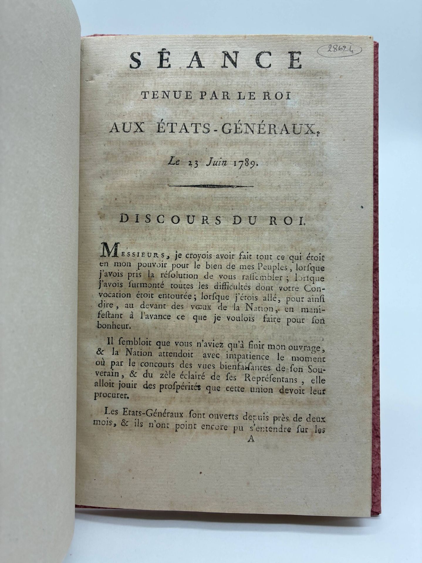 Louis XVI. Séance tenue par le Roi aux États-Généraux, le 23 juin 1789.
Édité à Paris chez Baudouin en 1789.
Cartonnage rose de format in-8 à la bradel, titre en long doré sur pièce de cuir au dos. Reliure postérieure.
16 pages.
Quelques piqûres sans gravité. 

Édition à la date de l'originale. Il s'agit du texte de la très importante "séance royale" du 23 juin 1789, durant laquelle Louis XVI, sans la présence de Necker, essaie de reprendre la main face aux initiatives des députés des États-Généraux, qui viennent de se déclarer "Assemblée Nationale". À travers ses discours et déclarations, le roi expose un programme de réformes qui sera repris par les Monarchistes tout au long de la Révolution puis de la Restauration au XIXe, notamment par Louis XVIII. 
Exemplaire provenant de la bibliothèque du collectionneur et poète suisse Jean Paul Barbier-Mueller, avec son ex-libris au contreplat. 

Bel exemplaire de ce texte qui marque un tournant dans les préludes de la Révolution française.