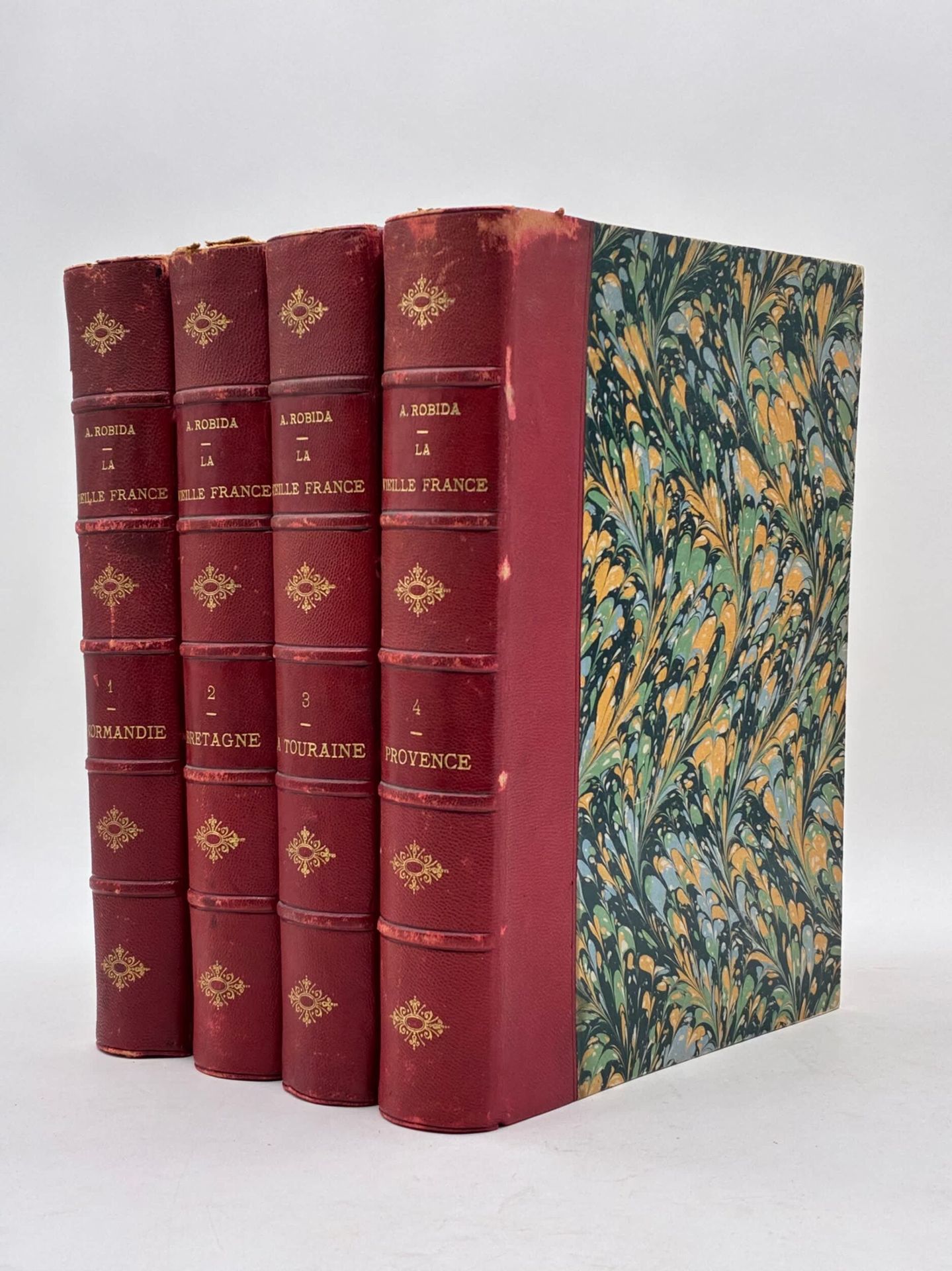 ROBIDA, Albert. La Vieille France. Normandie - Bretagne - La Touraine - Provence.
Paris, La Librairie Illustrée, s.d. 1890].
En 4 volumes de format In-4. Demi-chagrin rouge, dos à faux-nerfs encadrés à froid, fleurons dorés aux entrenerfs, titre et tomaison dorés.
5 ff. et 331 pp. ; 336 pp. ; 336 pp. ; 332 pp., 160 planches de lithographies (40 par volume) dont 3 en frontispice, très nombreux dessins en noir dans le texte dont plusieurs en-têtes et culs-de-lampe. Titre imprimé en noir et rouge, orné d'une vignette. 
Frottements avec de légers manques sur le cuir. Quelques rousseurs sur les tranches et dans les marges. 

Édition originale. Superbe ensemble de 4 monographies d'Albert Robida (1848-1926) consacrées à la Normandie, la Bretagne, la Touraine et la Provence, chacune illustrée de 40 lithographies hors-texte et de nombreux dessins du célèbre illustrateur. 

Bel ensemble homogène pour ces tableaux de la vieille France brossés par l'un des plus grands illustrateurs du 19ème siècle.