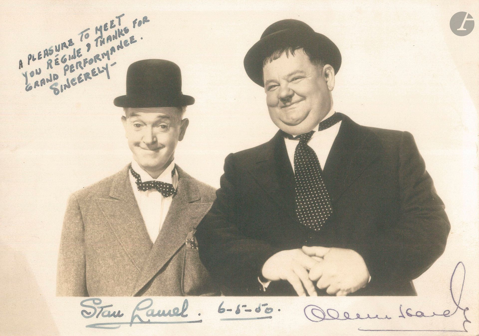 Stan LAUREL (1890-1965) et Oliver HARDY (1892-1957). Photographie signée par les deux et dédicacée par Laurel, 6 mai 1950; photo noir et blanc, tirage argentique, 12,8x18cm.
Stan Laurel a écrit à l’encre bleue: «A pleasure to meet you Régine & thanks for grand performance. Sincerely Stan Laurel 6-5-50»; au stylo bleu, Hardy a signé «Oliver Hardy».