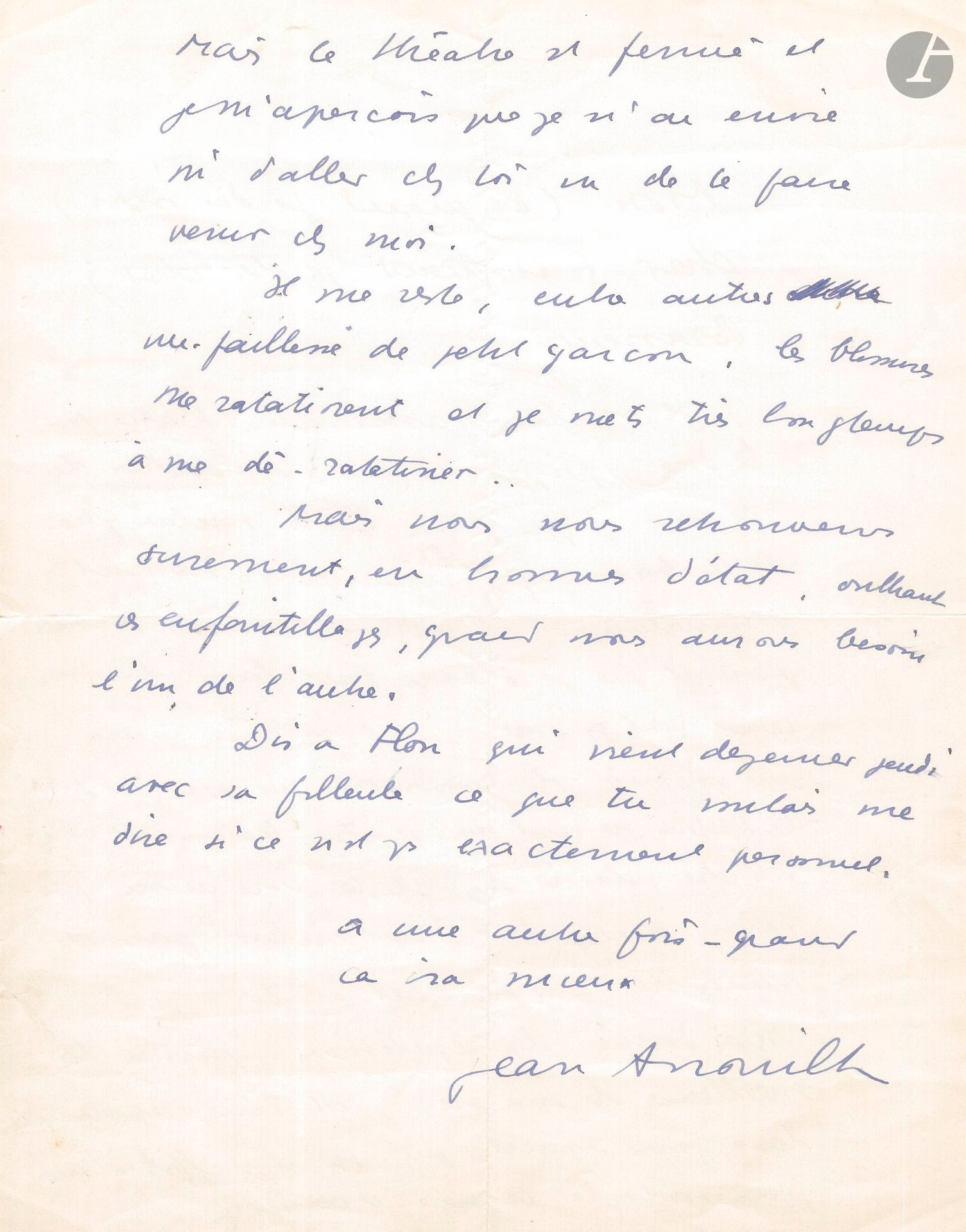 Jean ANOUILH. L.A.S., [1955], à Pierre Brasseur; 2 pages in-4.
Après la première d’Ornifle ou le courant d’air dont Brasseur tenait le rôle-titre. «Mon (et quand je dis mon...) cher (et quand je dis cher...) Brasseur. Je voulais passer au théâtre pour te dire, puisque tu me demandais de te voir, que je ne t’en voulais que de tes bavardages inconsidérés devant les journalistes et la radio et d’avoir raconté partout que je t’avais fait faire des conneries ce qui n’est pas vrai. Il y a bien aussi une vacherie plus personnelle que personne parmi les témoins ne veut me répéter tellement elle doit être vilaine – et te dire aussi que j’étais incapable d’en vouloir à jamais à personne, surtout à toi qui m’a donné des répétitions parmi les meilleures de ma vie, et une représentation deux jours avant qui m’a suffi à moi pour toute la carrière d’Ornifle. Mais le théâtre est fermé et je m’aperçois que je n’ai envie ni d’aller chez toi ni de te faire venir chez moi. Il me reste, entre autres une faiblesse de petit garçon, les blessures me ratatinent et je mets très longtemps à me dé-ratatiner… Mais nous nous retrouverons sûrement, en hommes d’état, oubliant ces enfantillages, quand nous aurons besoin l’un de l’autre»…