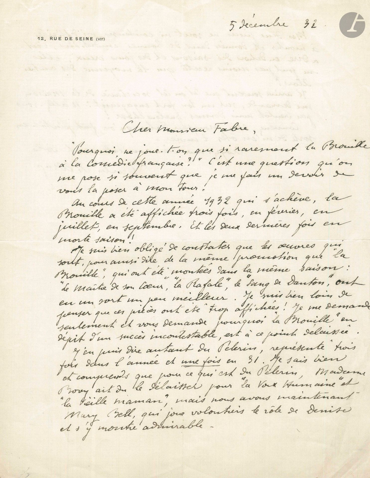 Charles VILDRAC (1882-1971). 5 L.A.S., 1932-1934; 7pages in-4.
À Émile Fabre, administrateur de la Comédie-Française. – 5 décembre 1932, se plaignant que sa pièce La Brouille (créée le 1er décembre 1930) ne soit pas jouée plus souvent, «en dépit d’un succès incontestable», alors que des pièces montées la même saison ont un sort meilleur, comme Le Maître de son cœur (de Paul Raynal), La Rafale (de Bernstein) ou Le Sang de Danton (de Saint-Georges Bouhélier). De même pour sa pièce Le Pèlerin (créée en 1922). Il sait que Berthe Bovy a dû délaisser son rôle du Pèlerin pour ses succès dans La Voix humaine (de Cocteau) et dans Vieille Maman (de Barrie). Il pense que la sociétaire Marie Bell, qui a déjà joué le rôle de Denise et s’y montre admirable, peut très bien remplacer Bovy définitivement. La Brouille et Le Pèlerin ne sont ni coûteuses, ni difficiles à monter. Il compte donc sur Fabre pour les programmer plus souvent. – 24 décembre 1934. Il a appris que Béatrice Bretty, qui avait créé le rôle de Jeanne Dumas dans La Brouille voulait rendre son rôle, parce qu’elle n’avait pas été programmée à l’occasion d’une reprise de sa pièce, et remplacée par Andrée de Chauveron. Il a beaucoup d’estime pour le talent de Mme de Chauveron, mais c’est Bretty qui a l’âge, la nature et le physique du personnage, et surtout le rayonnement qui a tant d’importance au second acte. Il prie donc Fabre d’intervenir pour que Bretty revienne sur sa décision, car il tient à cette interprète.
À son ami le comédien Hubert Prélier. – 28 mai 1933, l’invitant à remplacer André Bacqué pour la cérémonie des amis du poète Léon Deubel (1879-1913) et la pose d’une plaque commémorative sur sa maison natale à Belfort. Prélier y lirait deux ou trois poèmes de Deubel. Ce sera une occasion de passer deux jours ensemble. Il a dîné avec le cinéaste Julien Duvivier qui aimerait adapter en film Le Paquebot Tenacity de Vildrac qui ne voit pas d’autre comédien que Prélier dans le personnage de Segard… – 28 février 1934. Il est venu se reposer à Saint-Tropez, et s’est mis à travailler au film avec Maurice Chevalier, mais ce dernier s’est dégonflé. «Duvivier trouve quand même ce lâchage assez désinvolte. […] J’ai deux autres scénarios qu’on trouve très bien mais dont on ne fait rien, d’autres idées que je n’ai même plus le courage de mettre sur le papier, convaincu que c’est inutile et une pièce que je vais finir par publier faute de pouvoir la faire jouer». Il a vu le premier montage du film du Paquebot Tenacity: «C’est très bien à part deux ou trois petites choses qui me gênent», et qu’il détaille. Marie Glory et Prélier sont admirables, «Préjean est de moins en moins bon à mesure que le film avance. Il n’a jamais l’air épris. À la fin, il n’existe plus!»… – Samedi, sur une réunion de «copains comédiens»…