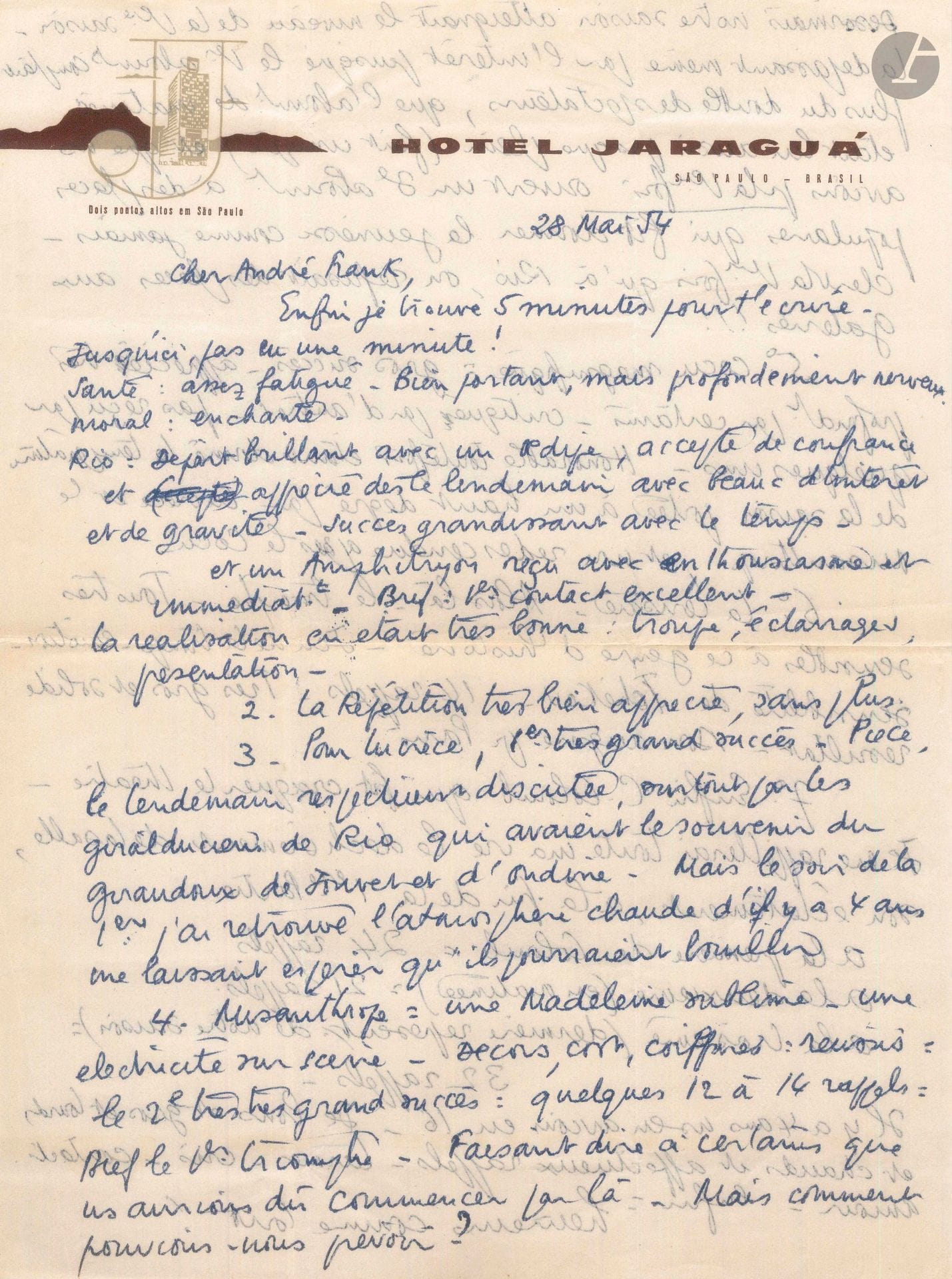 Jean-Louis BARRAULT. L.A.S. «Jean-Louis B», Sao Paulo 28 mai 1954, à André Frank; 4pages in-4, vignette et en-tête de l’Hotel Jaragua.
Longue lettre sur les succès de la tournée de la Compagnie Renaud-Barrault au Brésil. [André Frank (1909-1971) avait fondé les Cahiers Renaud-Barrault.]
Ils ont fait un départ brillant à Rio avec Œdipe de Gide, Amphytrion de Molière «reçu avec enthousiasme», La Répétition d’Anouilh, et Pour Lucrèce de Giraudoux, «très grand succès». Puis Le Misanthrope avec «une Madeleine [Renaud] sublime, une électricité sur scène», triomphe. C’est la première fois qu’à Rio on refusait des places aux galeries. Le Cocu magnifique de Crommelinck, «gros succès», apprécié par certains, critiqué par d’autres. La Cerisaie de Tchekhov: «Alors là: le triomphe […] 14 rappels». Enfin Christophe Colomb de Claudel «qui fit craquer le théâtre […] 32 rappels». Il est heureux comme tout, la troupe a donné «un impromptu à l’ambassade». Lui-même a donné deux conférences, une sur le répertoire, une sur Claudel, des visites à des écoles de théâtre, un «déjeuner à une cantine ouvrière de 14.000 couverts», dans une atmosphère extraordinaire… «Tout cela sur les heures de sommeil, malgré le travail quotidien et les 17 représentations en 17 jours – et réceptions toutes les nuits, coucher à 3 et 4h et travail au théâtre à 10h». Maintenant ils sont à Sao Paulo: réception par le consul de France, conférence de presse, Le Misanthrope («Public plus grave qu’à Rio, mais non moins connaisseur, gros succès surtout Madeleine et Bertin»), La Répétition, et préparation des autres spectacles. Visite au lycée Pasteur franco-brésilien avec P. Bertin et J.F. Calvé, scène du sonnet d’Oronte devant les élèves «qui nous ont répondu par 2 scènes d’À quoi rêvent les j. filles auxquels nous avons répondu par la Chanson de Fortunio […] sans compter quelques nos de mime»…
On joint une photographie de presse de Jean-Louis Barrault et Madeleine Renaud au retour de leur tournée en Amérique du Sud (7 août 1950).