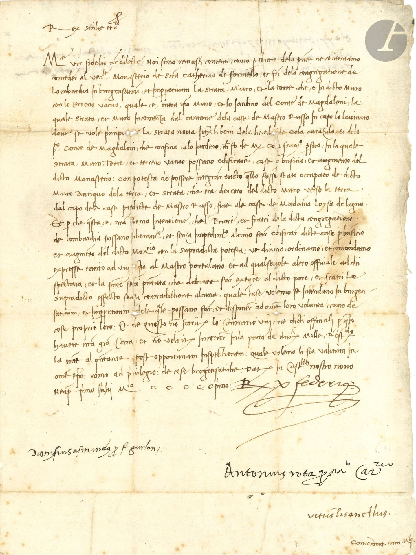 NAPLES. FEDERICO I (1451-1504) Roi de Naples, dernier de la dynastie d’Aragon. L.S. «Rex Federigo», Naples Castel Nuovo 1er juillet 1501, à son conseiller Nicolo Franci; contresignée par 3 chanceliers; 1page in-fol., adresse (fentes au feuillet d’adresse); en italien.
Rare lettre au sujet de l’église napolitaine Santa Caterina a Formiello.
Il a concédé à perpétuité le monastère de «Scta Catherina de Formello» aux frères de la congrégation de Lombardie («congregatione de Lombardia»), avec la rue, le mur et la tour. Il indique les travaux à faire pour la construction de la «strata nova» et le «lavinaro», et pour l’agrandissement que doivent effectuer le prieur et les frères pour agrandir leur monastère, avec le terrain vacant touchant le jardin du comte de Magdaloni, et les maisons de «Mastro Russo» et de «Madama Loysa de Lagno». Il confie ces travaux au «Mastro Portulano»…
On joint 2 L.S. de John ACTON, Naples 1779-1803.