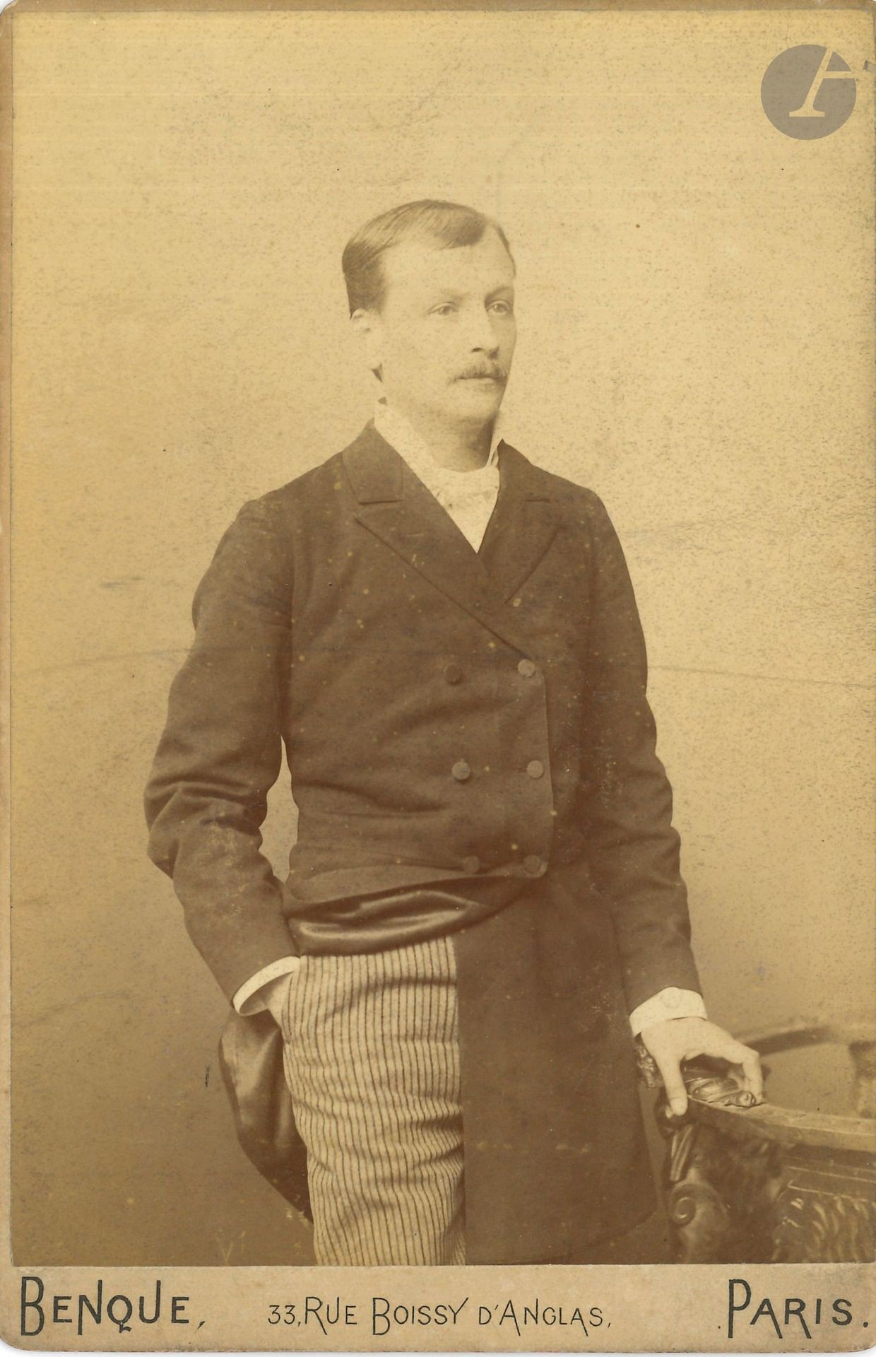 Georges COURTELINE (1858-1929). Photographie avec dédicace autographe signée; 16,5x11cm.
Photographie de Courteline jeune par Benque, dédicacée au dos à l’acteur et dramaturge Albert Tarride (1865-1951): «à Tarride, (voir la dédicace de Ah jeunesse!..) avec ma plus chaleureuse poignée de main G. Courteline».
On joint une lettre non identifiée, signée «L’ouvreur de portières».
