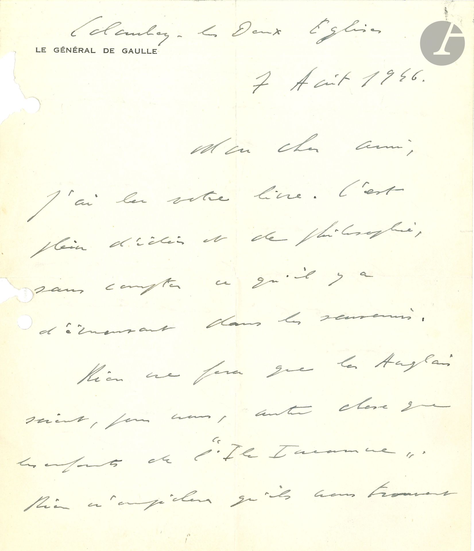 Charles de GAULLE (1890-1970). L.A.S., Colombey-les Deux Églises 7 août 1946, au général Édouard Corniglion-Molinier; 2pages petit in-4 à son en-tête Le Général de Gaulle, enveloppe autographe (trous de classeur).
Sur l’Angleterre. Il a lu son livre [Le Journal du F. L. Smith-Brown ou Les mémoires d’un Fafliste malgré lui, sous le pseudonyme Dan Moligny]: «C’est plein d’idées et de philosophie, sans compter ce qu’il y a d’émouvant dans les souvenirs. Rien ne fera que les Anglais soient, pour nous, autre chose que les enfants de “l’Île inconnue”. Rien n’empêchera qu’ils nous trouvent insaisissables. Et pourtant, eux et nous, sommes réciproquement les plus voisins des voisins. Nous vivrons ou périrons ensemble»…
On joint une carte de visite avec 4 lignes a.s. «C.G.», remerciant d’une «intéressante communication» (trous de classeur).