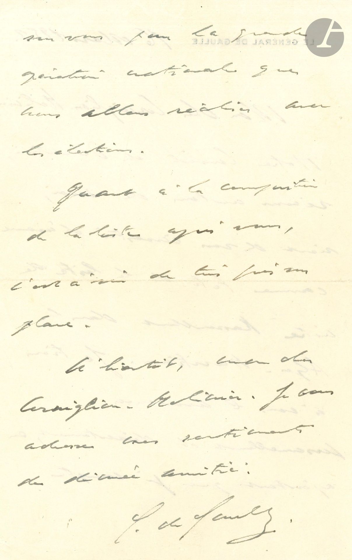 Charles de GAULLE. 2 L.A.S., 16 mars et 6 juin 1951, au général Édouard Corniglion-Molinier; chacune 2 pages in-8 à son en-tête Le Général de Gaulle, enveloppes autographes.
Sur la campagne électorale du Rassemblement du Peuple Français (Corniglion-Molinier sera élu député des Alpes-Maritimes).
16 mars. «Notre Conseil de direction, réuni autour de moi, vient de vous investir d’avance comme tête de la liste de notre Rassemblement dans les Alpes-Maritimes. […] je compte sur vous pour la grande opération nationale que nous allons réaliser avec les élections. Quant à la composition de la liste après vous, c’est à voir de très près sur place»… – 6 juin. «Je vous demande de ne pas mettre l’accent sur vos apparentements. Si nous y avons, par exception, consenti dans les Alpes-Maritimes, nous ne nous en vantons pas. D’autant que, dans d’autres circonscriptions, ce que nous faisons à Nice à cet égard entraîne pour nous des inconvénients. En tous cas, je vous demande de ne vous confondre en rien avec vos “apparentés”. Ils ne sont pas de notre sorte et c’est à eux, bien entendu, aussi qu’il faut enlever des voix»…
On joint une L.S. avec 3 lignes autographes au même, 28 septembre 1950. Il le remercie de son concours. «Les événements se précipitent. Pour nous, Français, tout est en suspens. Je crois que rien ne saurait compter en comparaison du devoir de redresser notre pays. Pour ce que je puis faire moi-même dans ce but, je ne cache pas que j’ai besoin d’être aidé encore. Car les obstacles sont durs»… (1 p. in-4 à son en-tête, trous de classeur, enveloppe).
