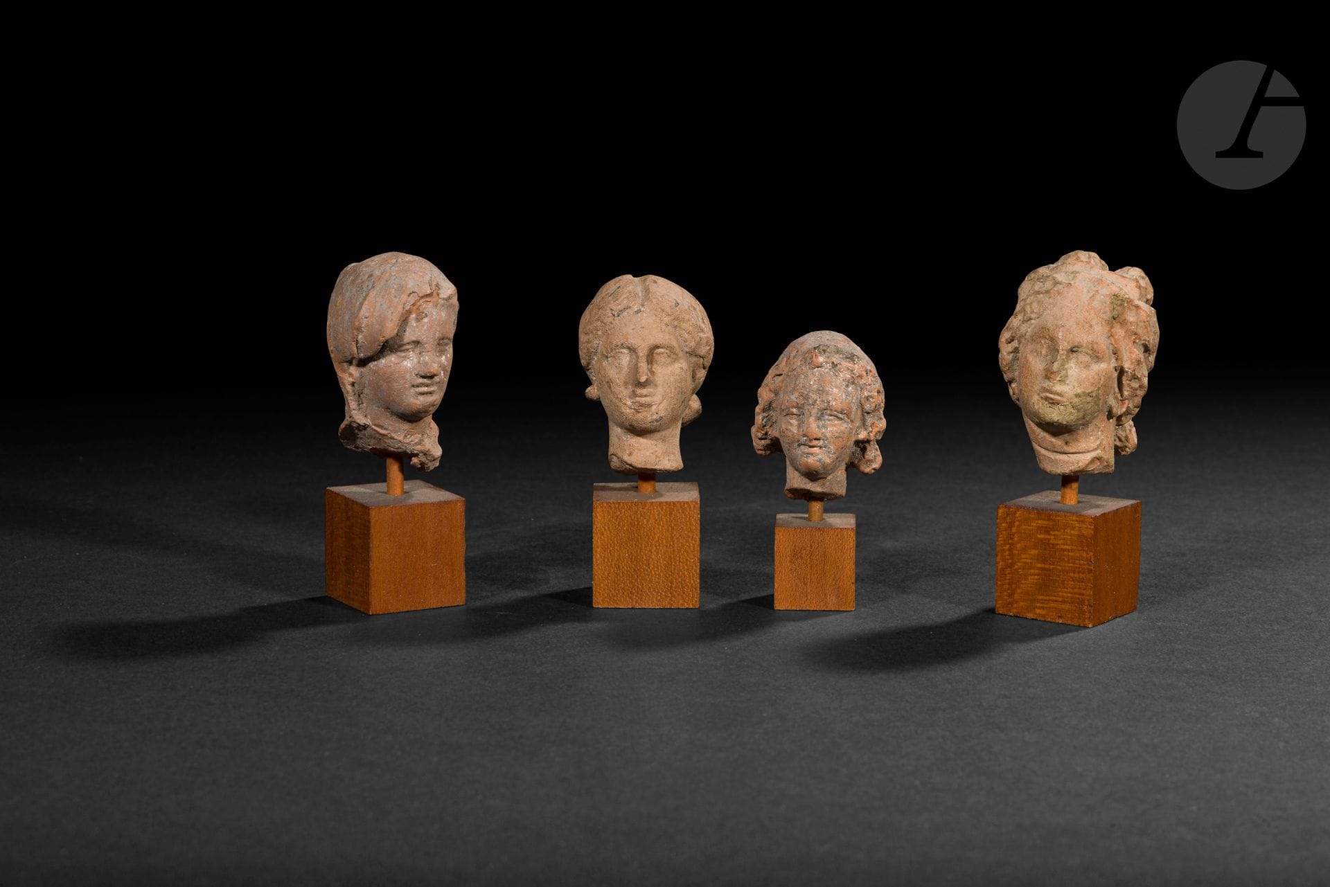Lot de quatre têtes féminines
Terre cuite.
Art grec, époque hellénistique
Hauteur : 3,2 et 4 cm
 
Provenance : 
D’après la propriétaire, ancienne collection de M. Claude Chassain de Marcilly (1912-1999).