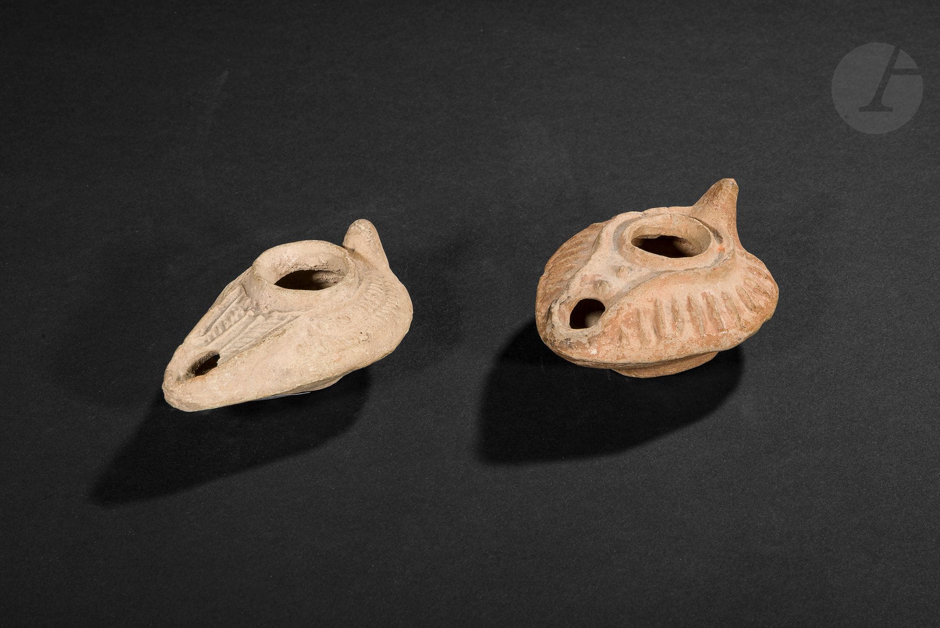 Deux lampes à huile 
Terre cuite. Un trou au dos d’une lampe. 
Art byzantin
Longueur : environ 9,5 cm