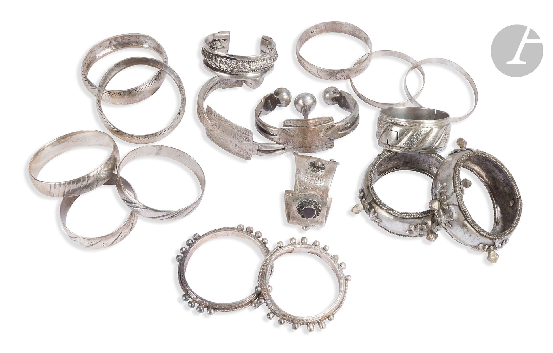 Fort lot de bracelets, Afrique du Nord et subsaharienne, XXe siècle
Ensemble de dix-sept bracelets annulaires et manchettes, en argent (treize) et métal (quatre), à décor géométrique, pour certains moulé, pour d’autres ciselé ou appliqué de clous. Sur l’ensemble, plusieurs paires ou pouvant former paires, deux bracelets ouverts, l’un à cabochon de verre, l’autre à décor tressé vraisemblablement égyptien et deux bracelets de cheville subsahariens.
D. intérieur : entre 4,7 et 6,3 cm ; PB argent : 647 g ; PB métal : 385 g
Petits accidents et chocs.