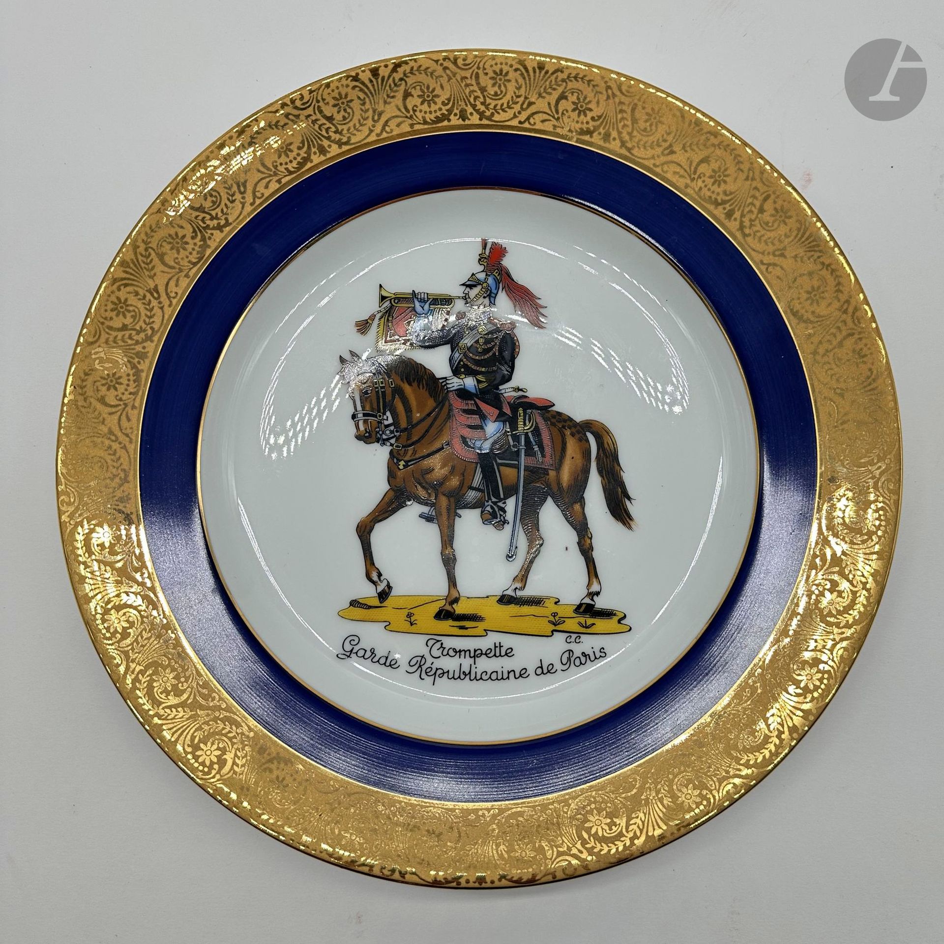 Porcelaine de Limoges. « Salmon et Cie Limoges ».
« Trompette de la Garde républicaine de Paris ».
Assiette creuse décorative en porcelaine à décor polychrome et marli or.
Diamètre : 25 cm
T.B.E.