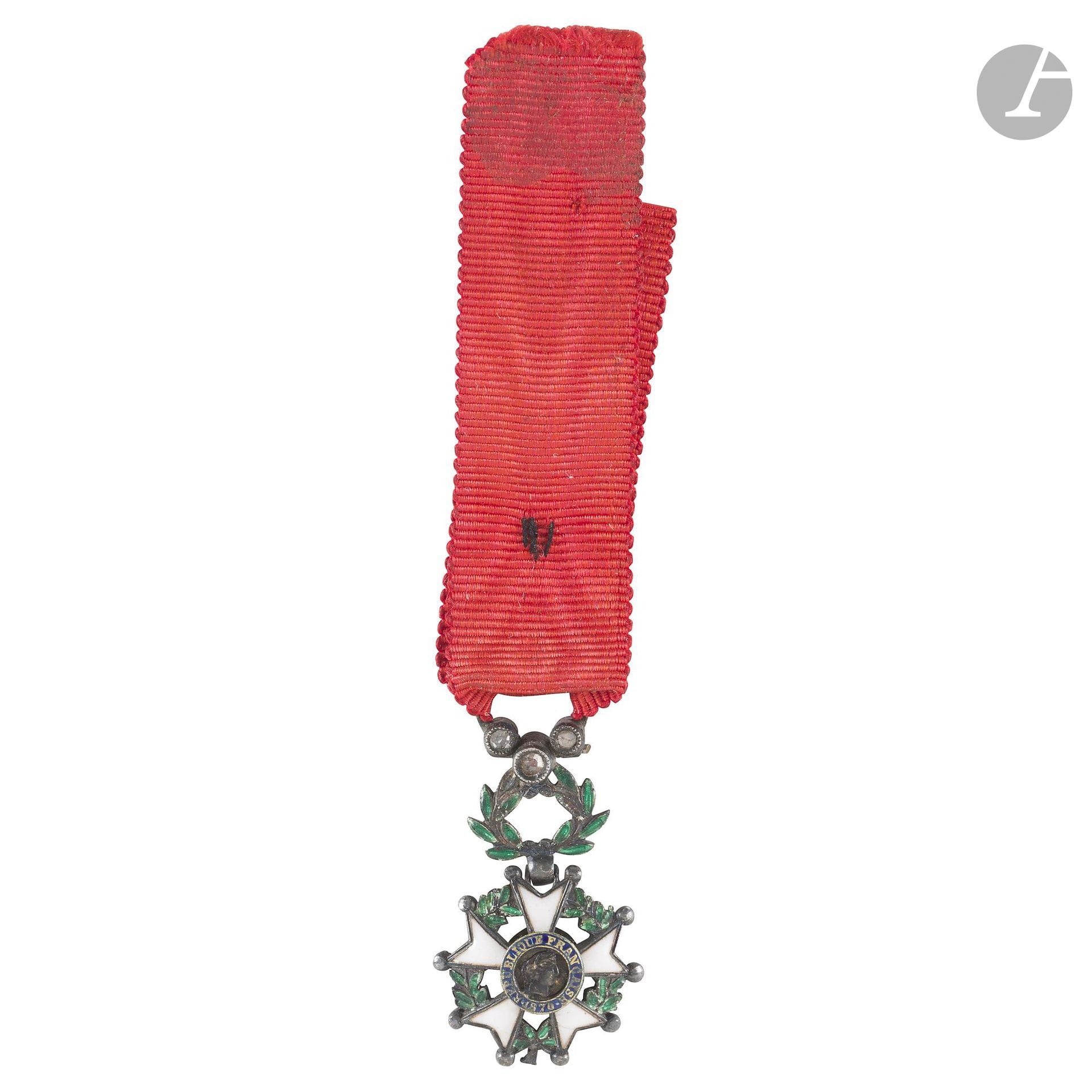 FRANCE
Ordre de la légion d’honneur.
Miniature de chevalier d’époque IIIe république, en argent, vermeil et émail. La bélière ornée de trois petits diamants. Ruban.
Dimensions : 26 x 17 mm - Poids brut : 2,3 g