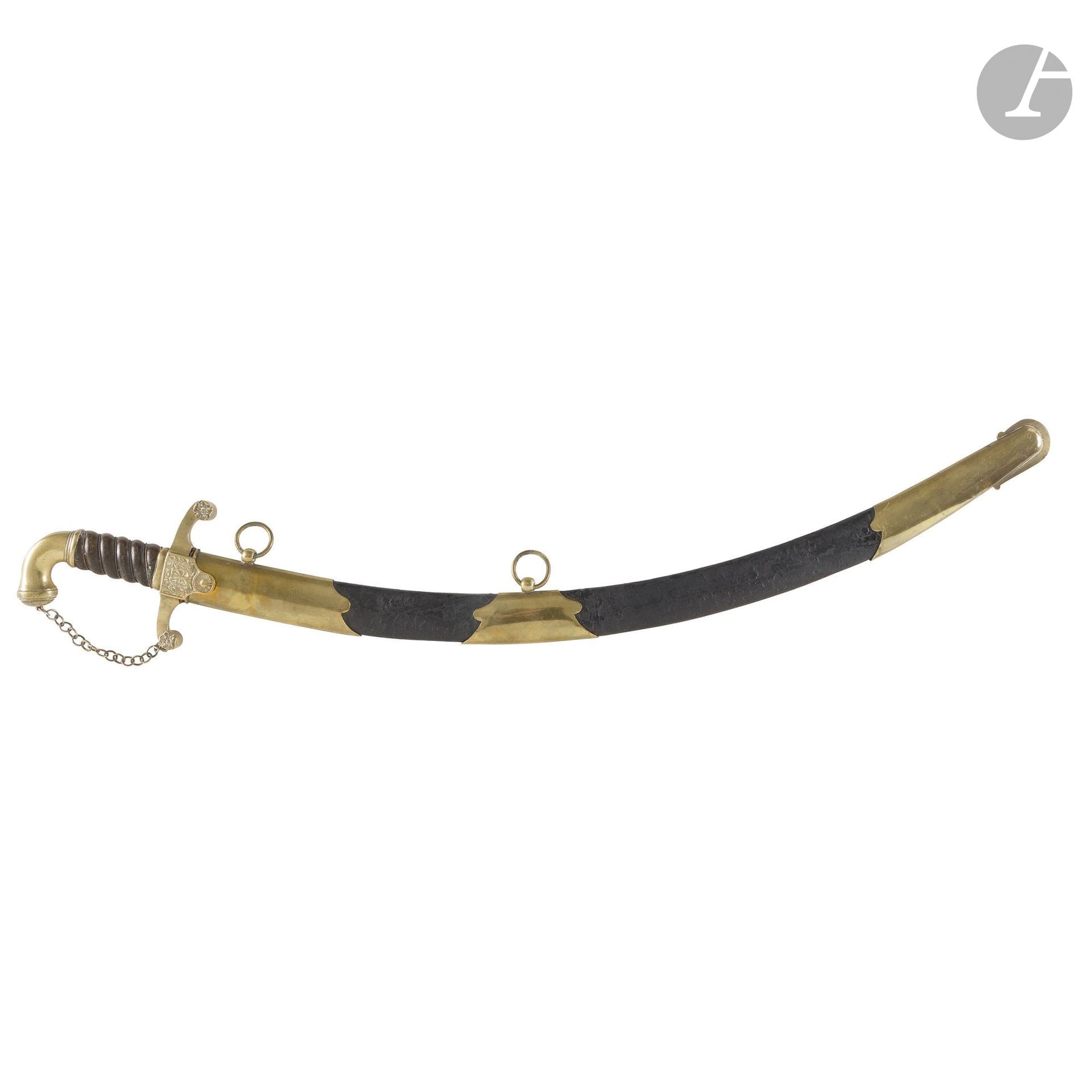 Sabre de la gendarmerie des ports.
Poignée en corne avec filigrane. Monture en laiton, pommeau en crosse, branche de garde en chainette à simple maillon, garde à deux quillons recourbés finissant en fleurettes et demi-oreillons à l’avers à l’ancre sur trophées marins et couronne de feuilles de chêne et de laurier. Lame à forte courbure à dos plat, contre-tranchant et pans creux, frappée au talon « D.H. LERMON ». Fourreau en cuir à trois garnitures découpées en laiton.
Longueur : 81 cm
A.B.E. Époque Monarchie de juillet.