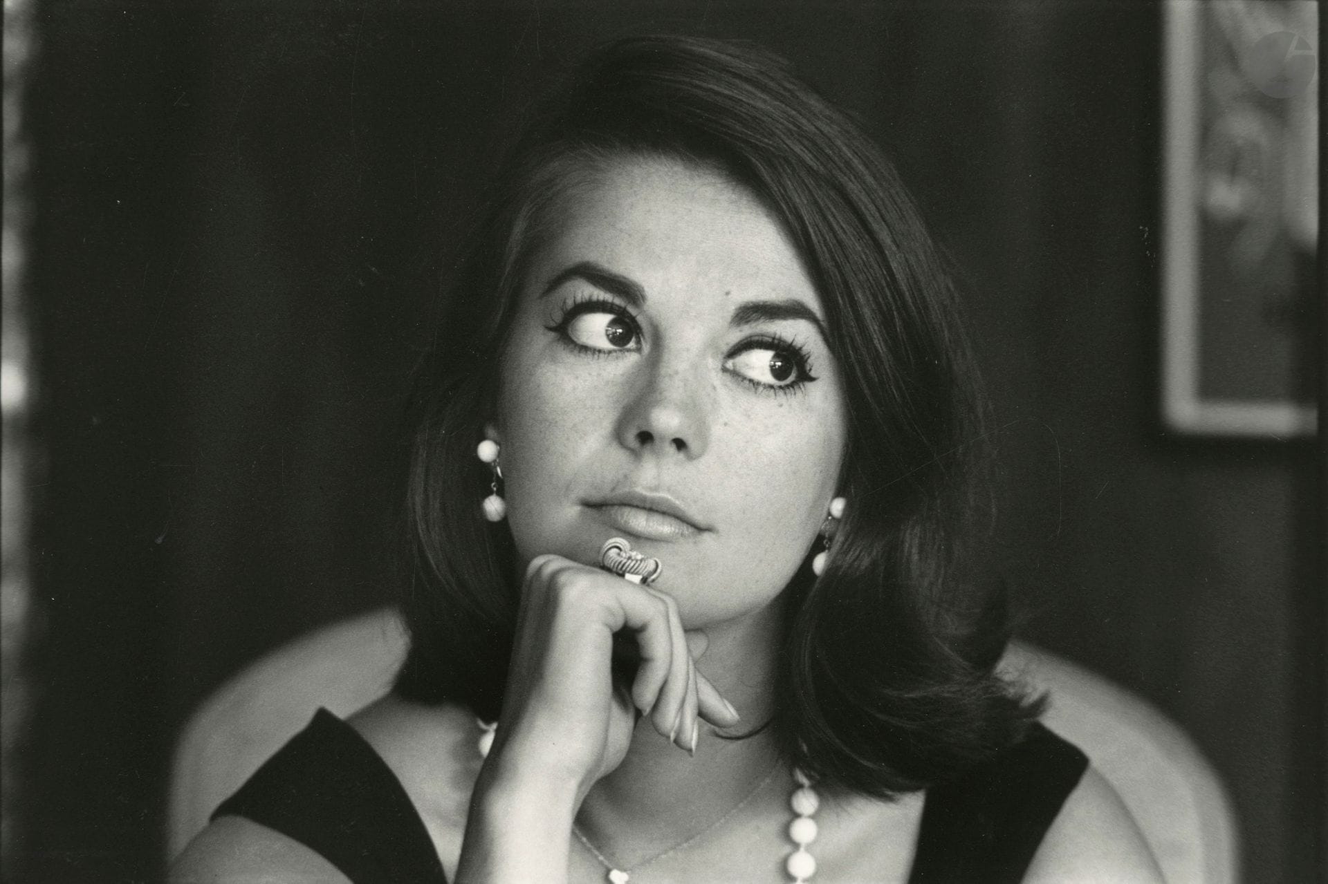 Bill Ray (1936–2020)
Natalie Wood, 1963. 
Épreuve argentique d'époque (c. 2000), signée et datée à l'encre dans la marge en bas. 
Image : 22 x 32,5 cm - Feuille : 28 x 35,5 cm