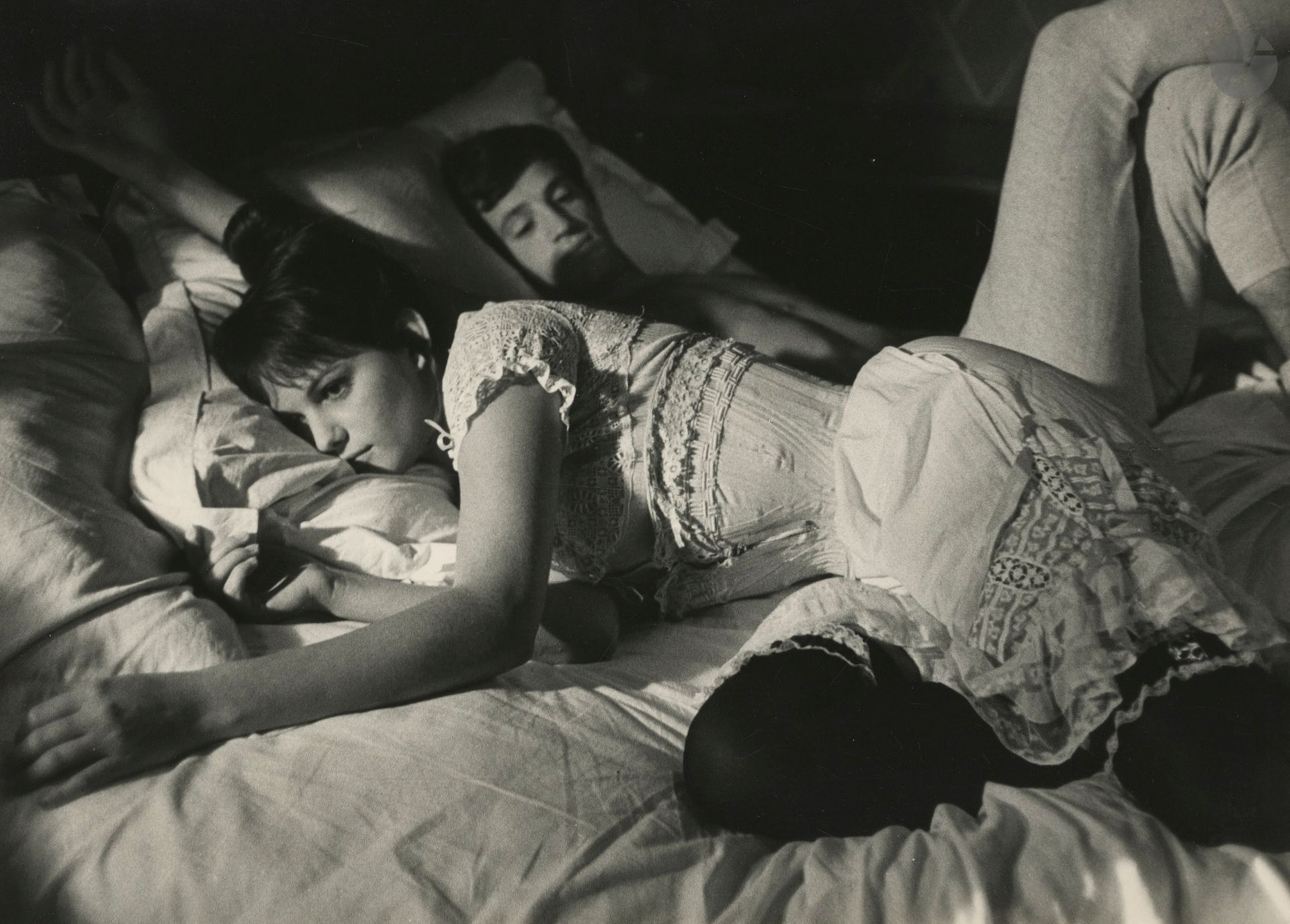 Pierluigi Praturlon (1924-1999) 
Jean-Paul Belmondo et Claudia Cardinale sur le tournage de La Viaccia de Mauro Bolognini, 1960. 
Cinq épreuves argentiques d'époque. Tampons d'agences et du photographe, annotations, dates et indications de recadrage aux versos. 
Formats : de 18 x 24 à 22 x 30 cm