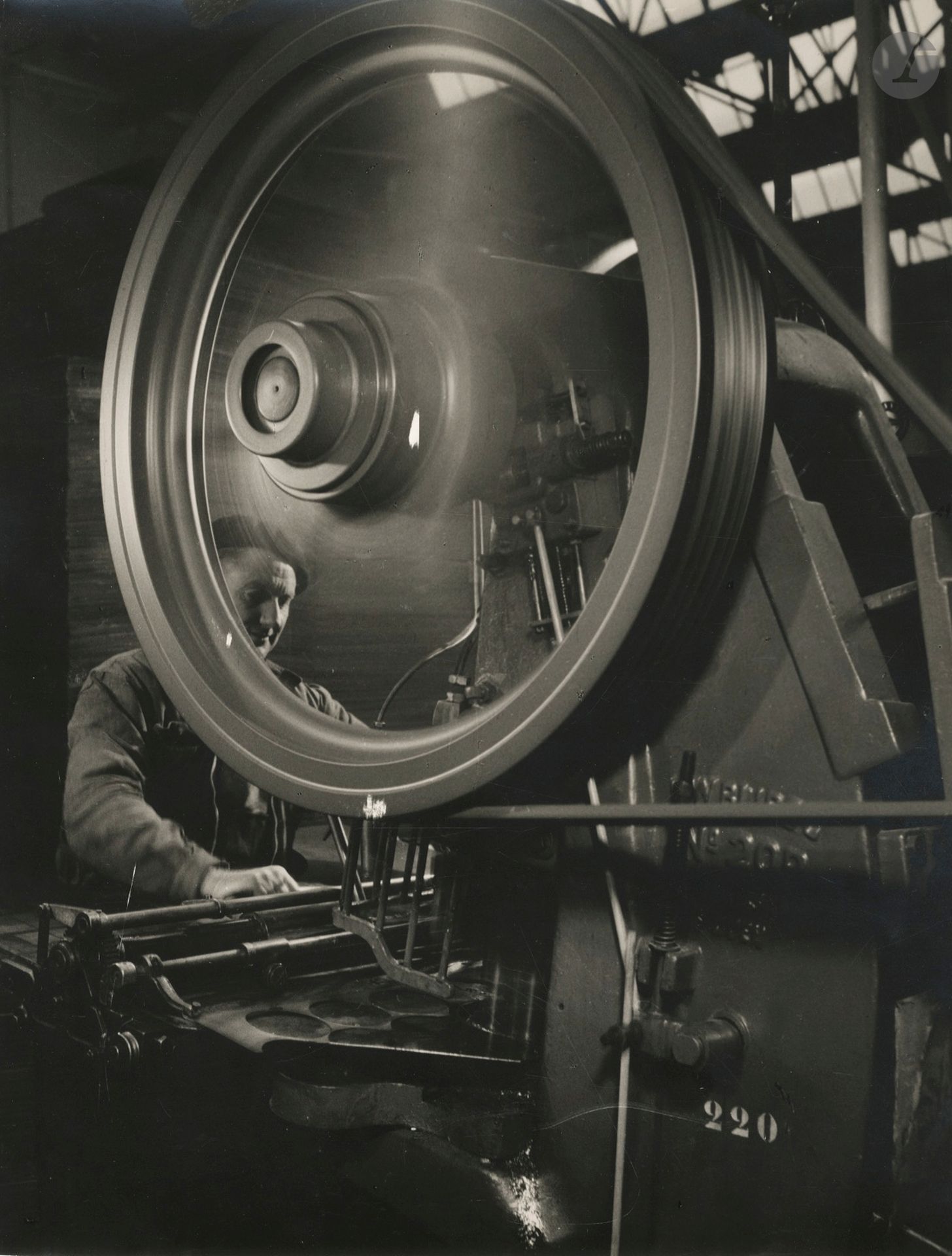 François Kollar (1904-1979)
La France travaille, c. 1930.
Ouvrier devant une presse industrielle. 
Épreuve argentique d'époque. Tampon du photographe au verso. 
27,8 x 22 cm