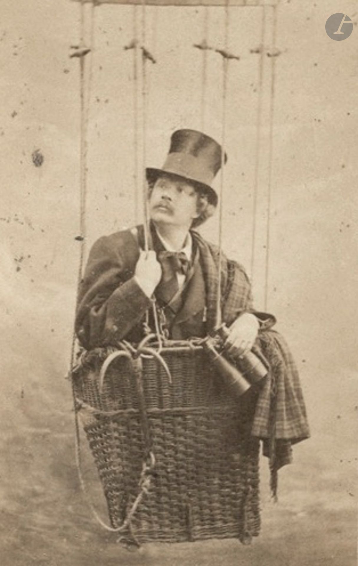 Félix Nadar (1820-1910) 
Autoportrait dans une nacelle, c. 1863. 
Épreuve sur papier albuminé au format carte de visite, contrecollée sur carton du studio Nadar (Photographie du Grand Hôtel - Nadar - 35, Boulevard des Capucines). 
8,5 x 5,5 cm