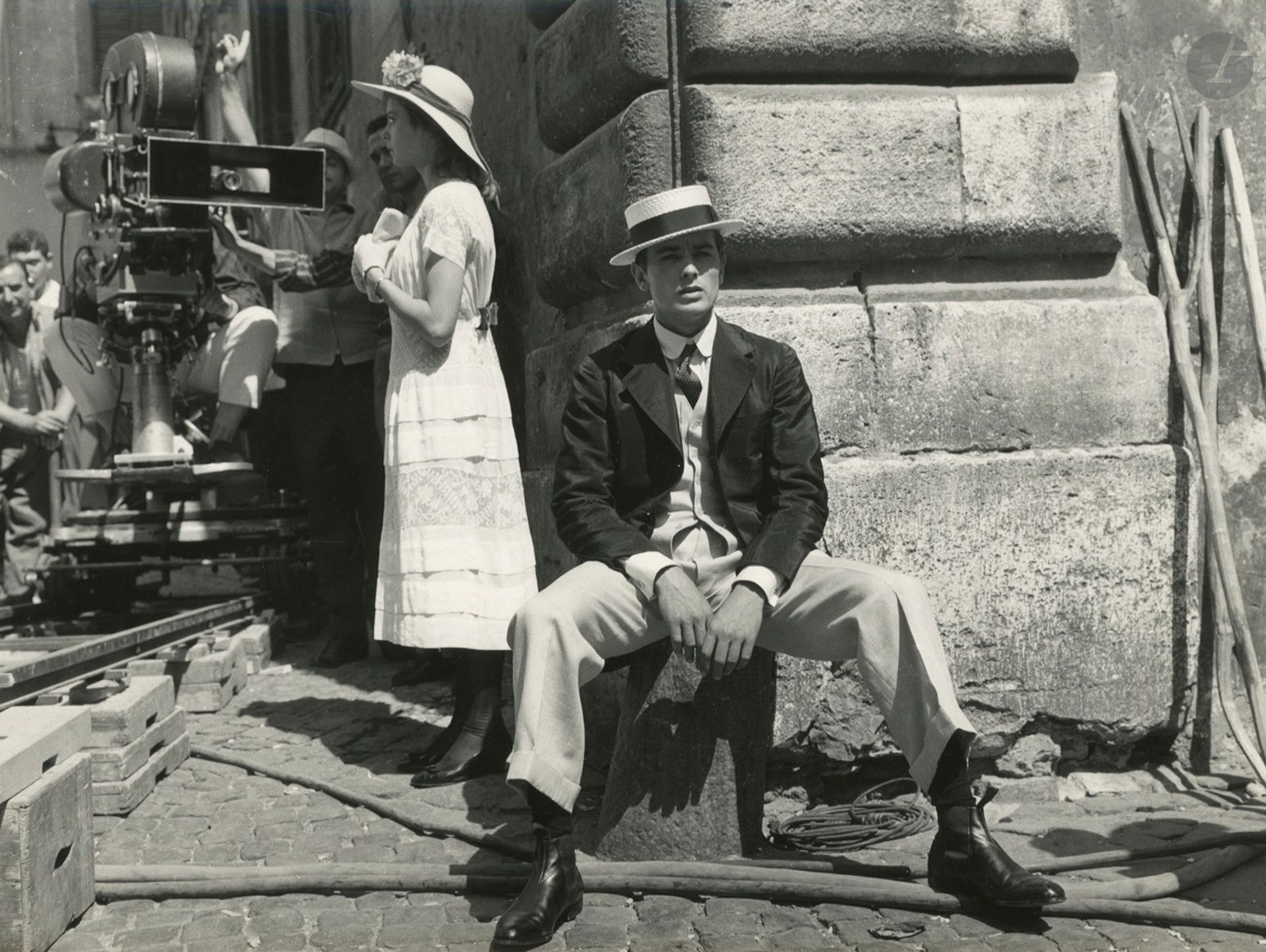 Pierluigi Praturlon (1924-1999) 
Alain Delon sur le tournage de Quelle joie de vivre de René Clément, 1960. 
Épreuve argentique d'époque. Tampons d'agences, annotations, date et indications de recadrage au verso. 
18 x 24 cm