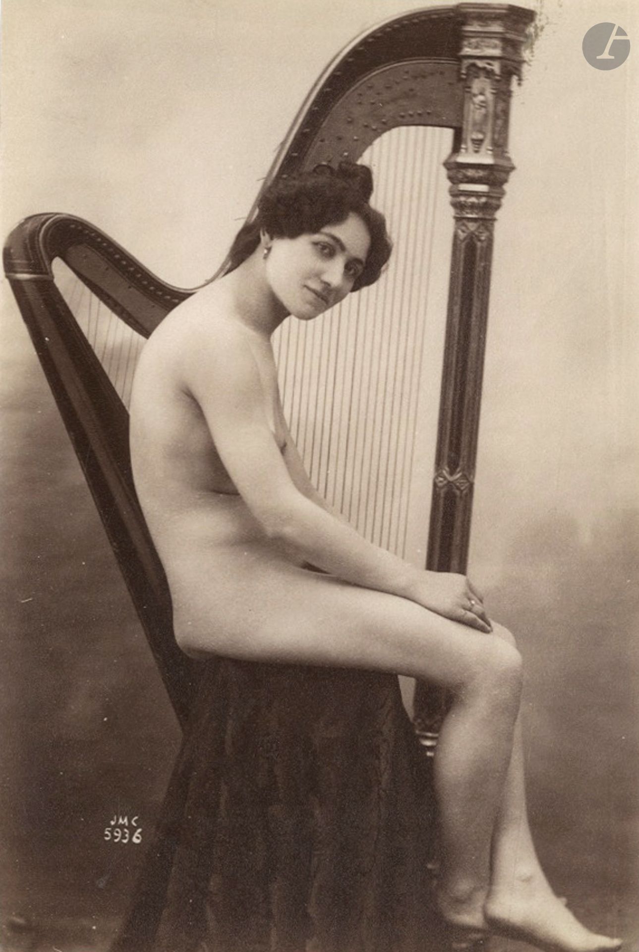 Josep Maria Canellas (1856-1902)
Nus féminin à la harpe, c. 1890. 
Douze épreuves sur papier albuminé. Initiales du photographe et numéros de référence dans les négatifs. 
14,5 x 10 cm