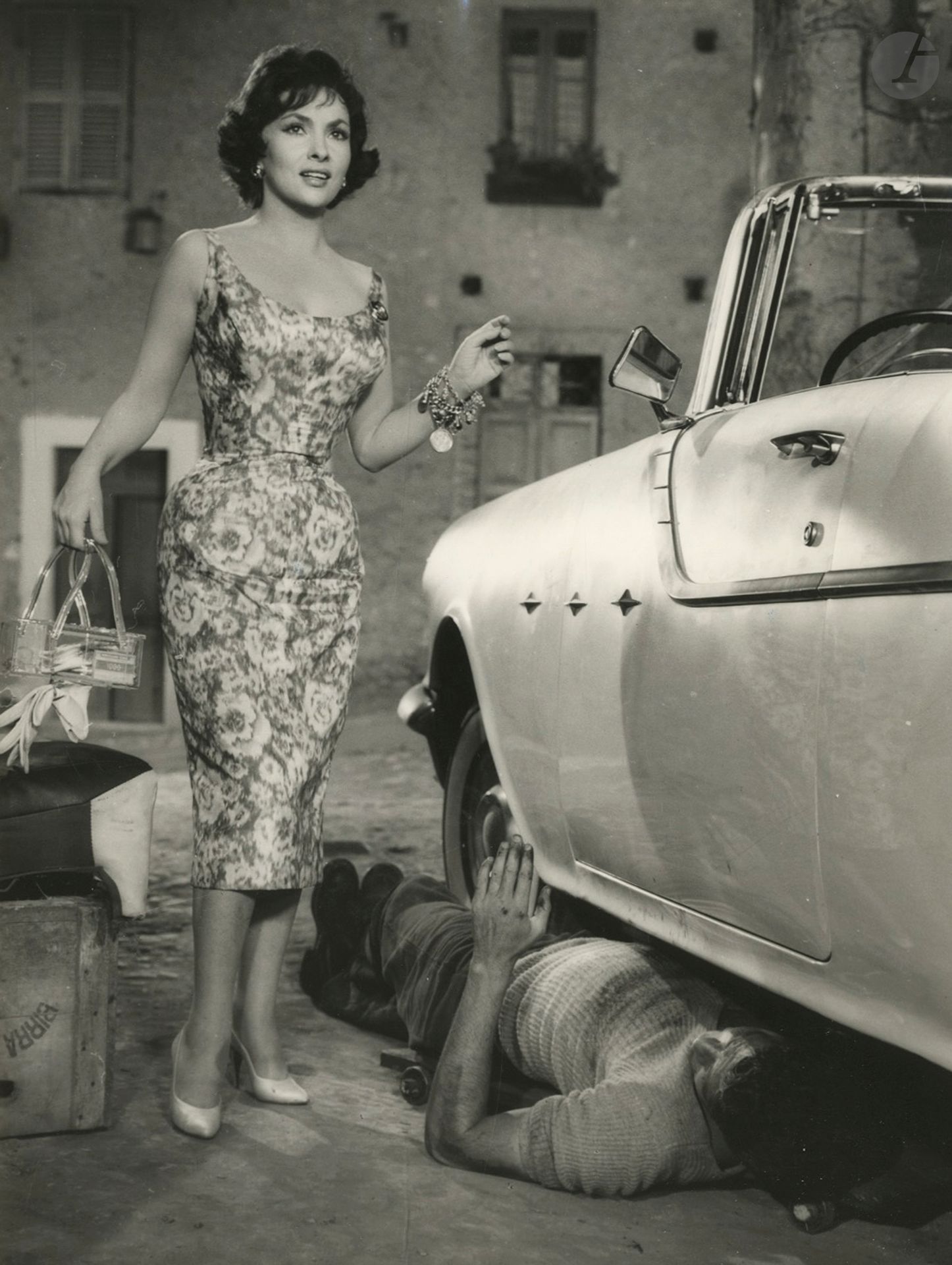 Pierluigi Praturlon (1924-1999) 
Gina Lollobrigida sur le tournage de Anna de Brooklyn de Vittorio De Sica et Carlo Lastricati, 1957. 
Dix épreuves argentiques d'époque. Nombreux tampons d'agences, annotations, date et indications de recadrage aux versos. 
Format moyen : 24 x 18 cm