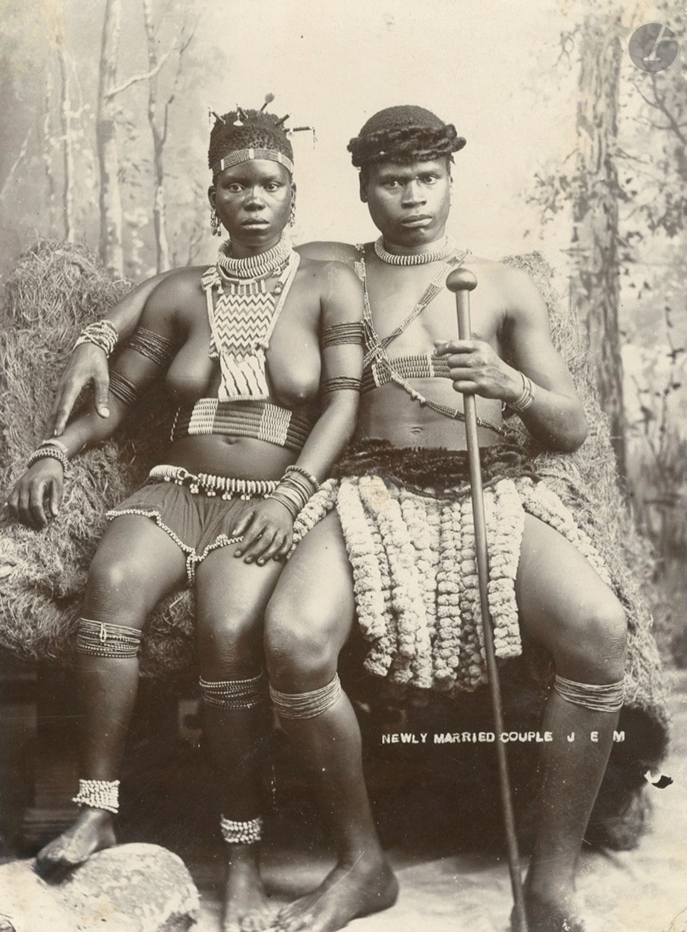 J.E.M. 
Jeunes mariés zoulous. Afrique du Sud, c. 1890. 
Épreuve sur papier citrate. Crédit du studio et légende dans le négatif en bas à gauche. 
19 x 14 cm