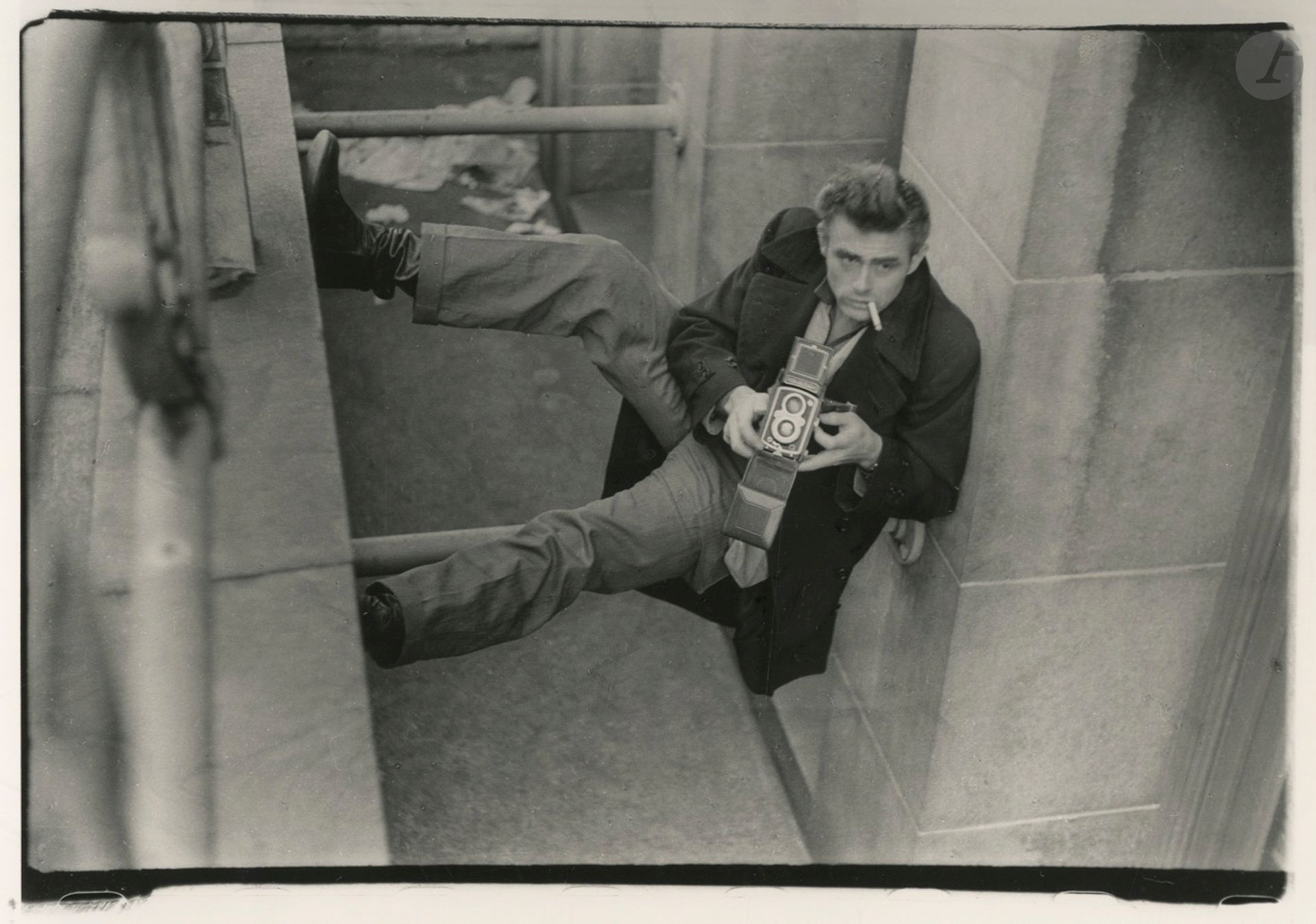 Roy Schatt (1909-2002)
James Dean avec son Rolleiflex. New York, 1954.
Épreuve argentique (c. 1970). Tampons (2) et signature du photographe à l'encre au verso.
Image : 15 x 22 cm - Feuille : 22,3 x 25,5 cm