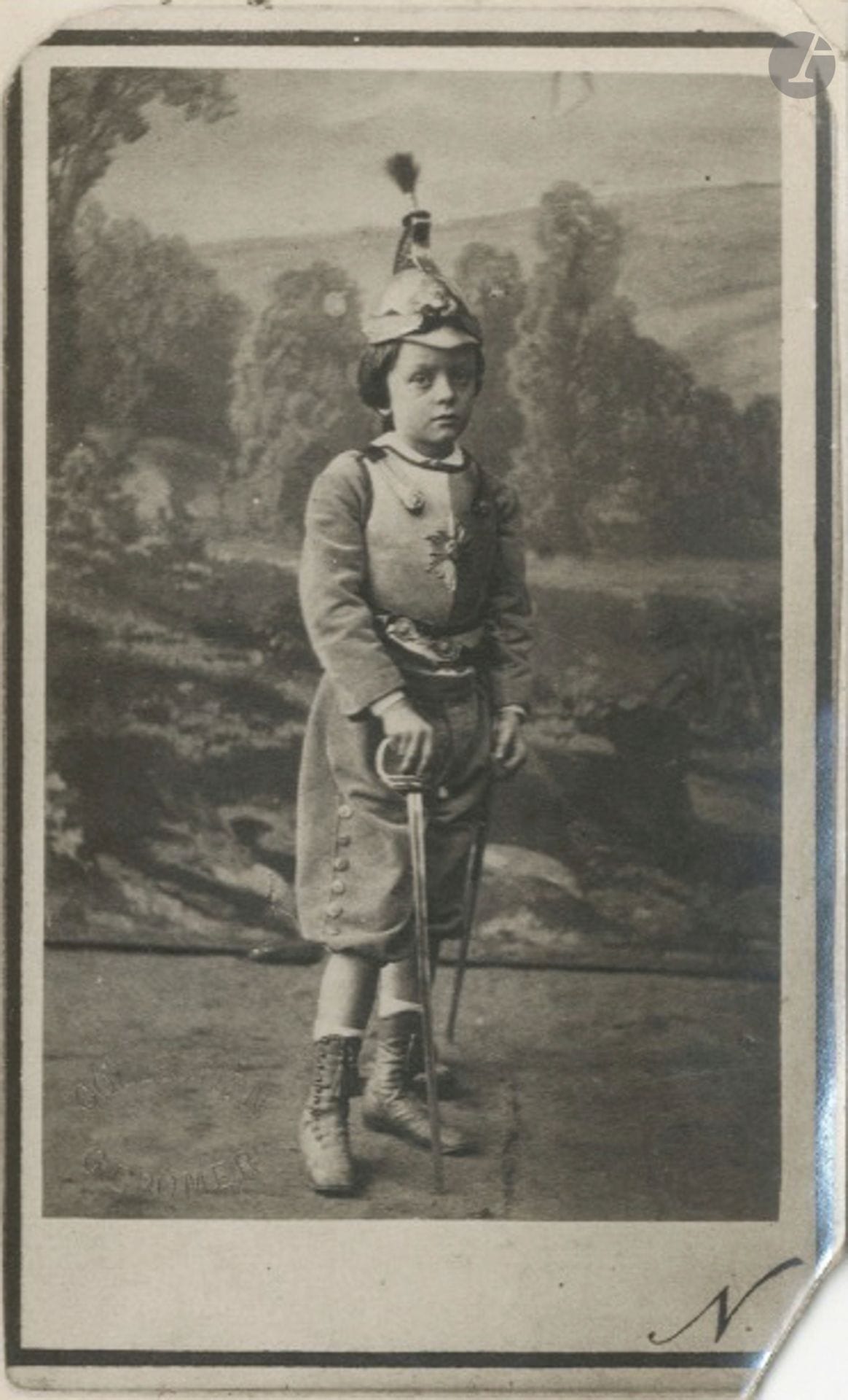 Félix Nadar (1820-1910)
Paul Nadar enfant, c. 1865. 
Épreuve sur papier albuminé au format carte de visite, contrecollée sur carton du studio Nadar.
10,5 x 6 cm 

On joint : 
Félix Nadar (1820-1910)
Paul Nadar enfant, c. 1865. 
Contretype argentique (c. 1920) d'une carte de visite. 
10,5 x 6,5 cm