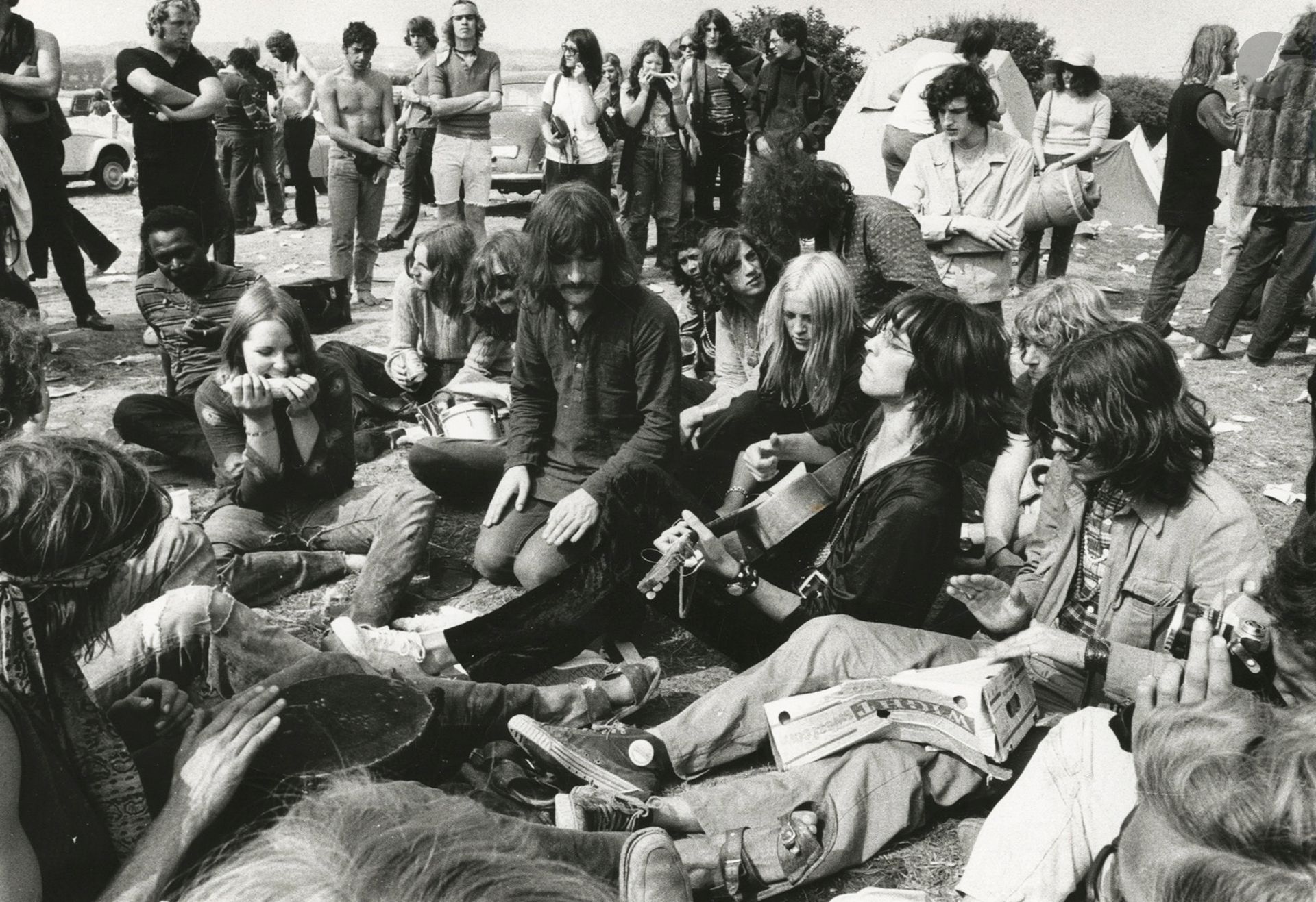 Photographe de presse 
Festival de musique. Île de Wight, 26-30 août 1970. 
Trois épreuves argentiques d'époque. Tampons de presse aux versos. 
Format moyen des épreuves : 21 x 27,5 cm