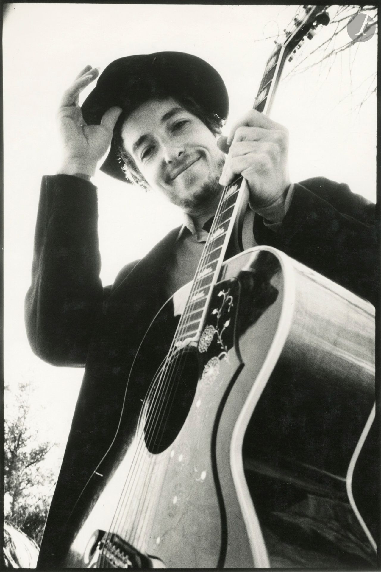 Elliott Landy (1942) 
Bob Dylan. Woodstock, 1969. 
Épreuve argentique (c. 1980), signée, titrée et datée à l'encre dans la marge en bas. Pliures. 
Feuille : 31,5 x 21 cm - Feuille : 35,5 x 27,7 cm