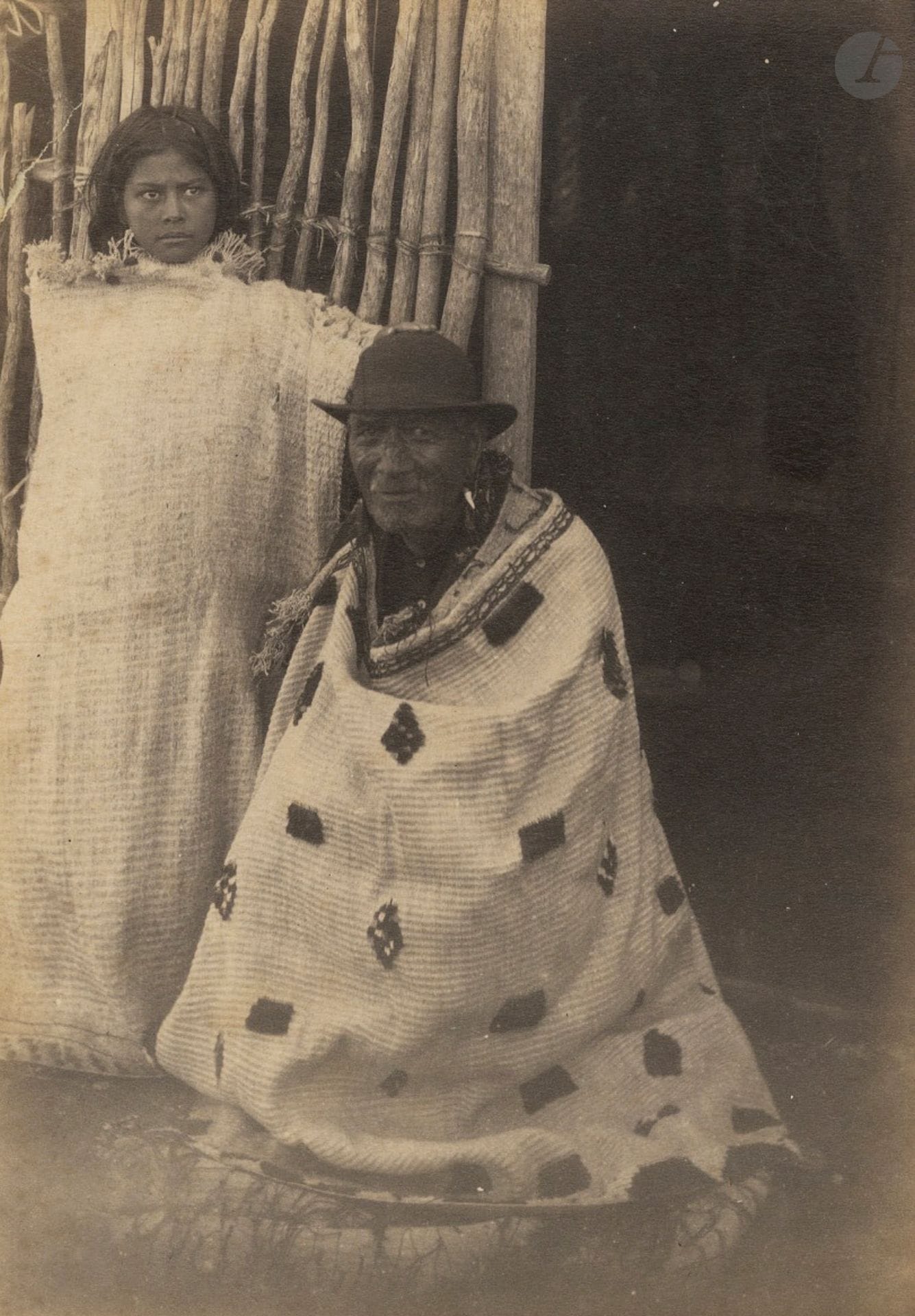 Photographe non identifié 
Maoris. Nouvelle-Zélande, c. 1880. 
Épreuve sur papier albuminé, contrecollée sur carton. Légende manuscrite à l'encre sur le montage en bas. 
20,2 x 14 cm