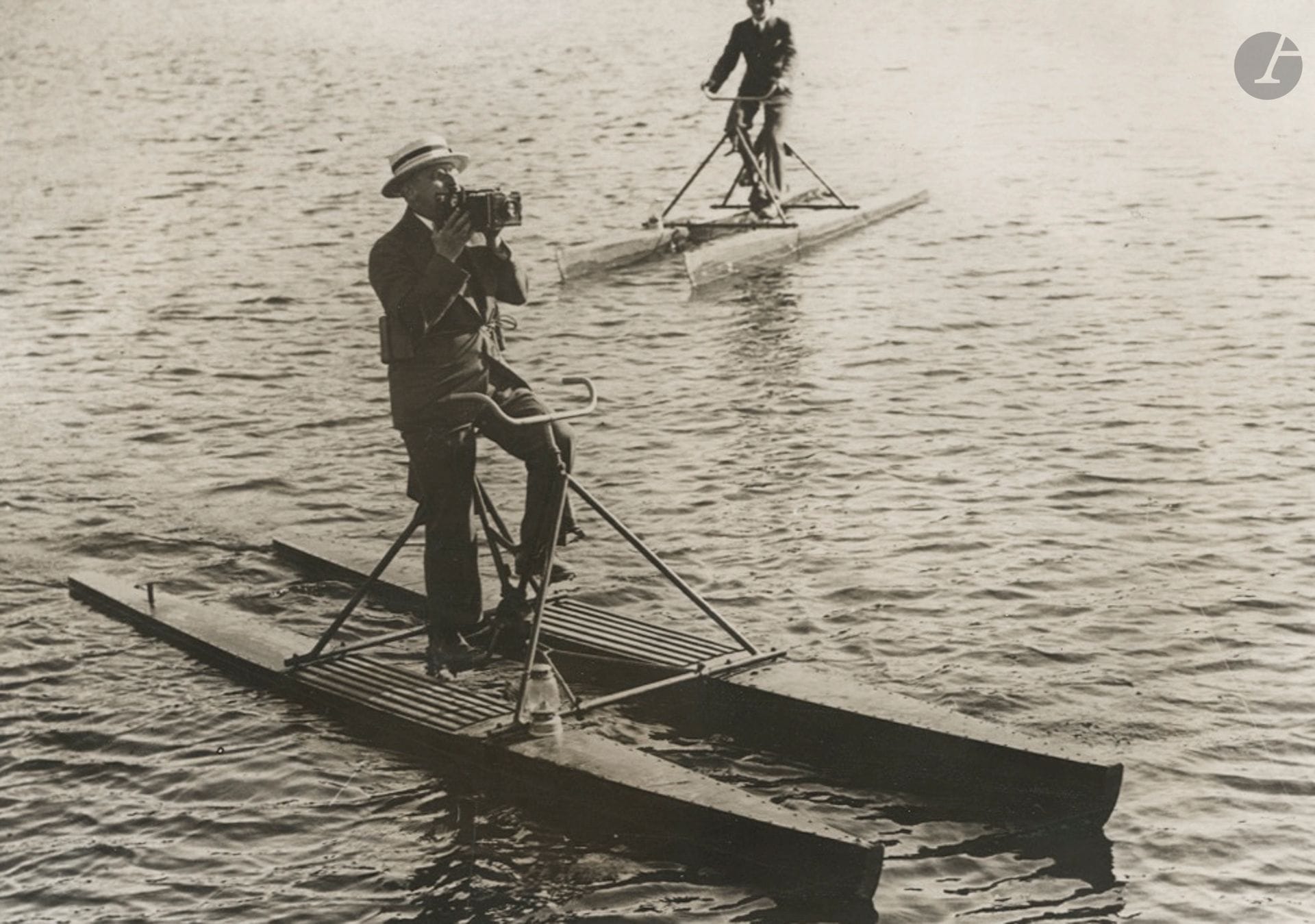 Photographe de presse
Photographe sur bateau à pédale, c. 1930.
Épreuve argentique d'époque. Tampons d'agences de presse au verso.
Image : 11,8 x 16,7 cm - Feuille : 13 x 18 cm