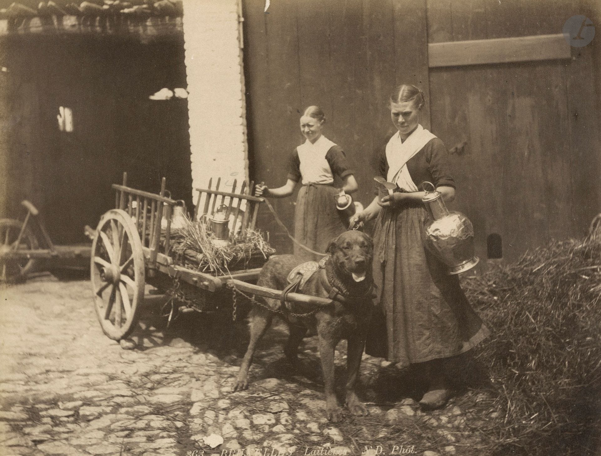 Neurdein Frères
Laitières. Bruxelles, c. 1875. 
Épreuve sur papier albuminé, contrecollée sur carton. Crédit du photographe et légende en bandeau dans le négatif. 
20,8 x 27,3 cm
