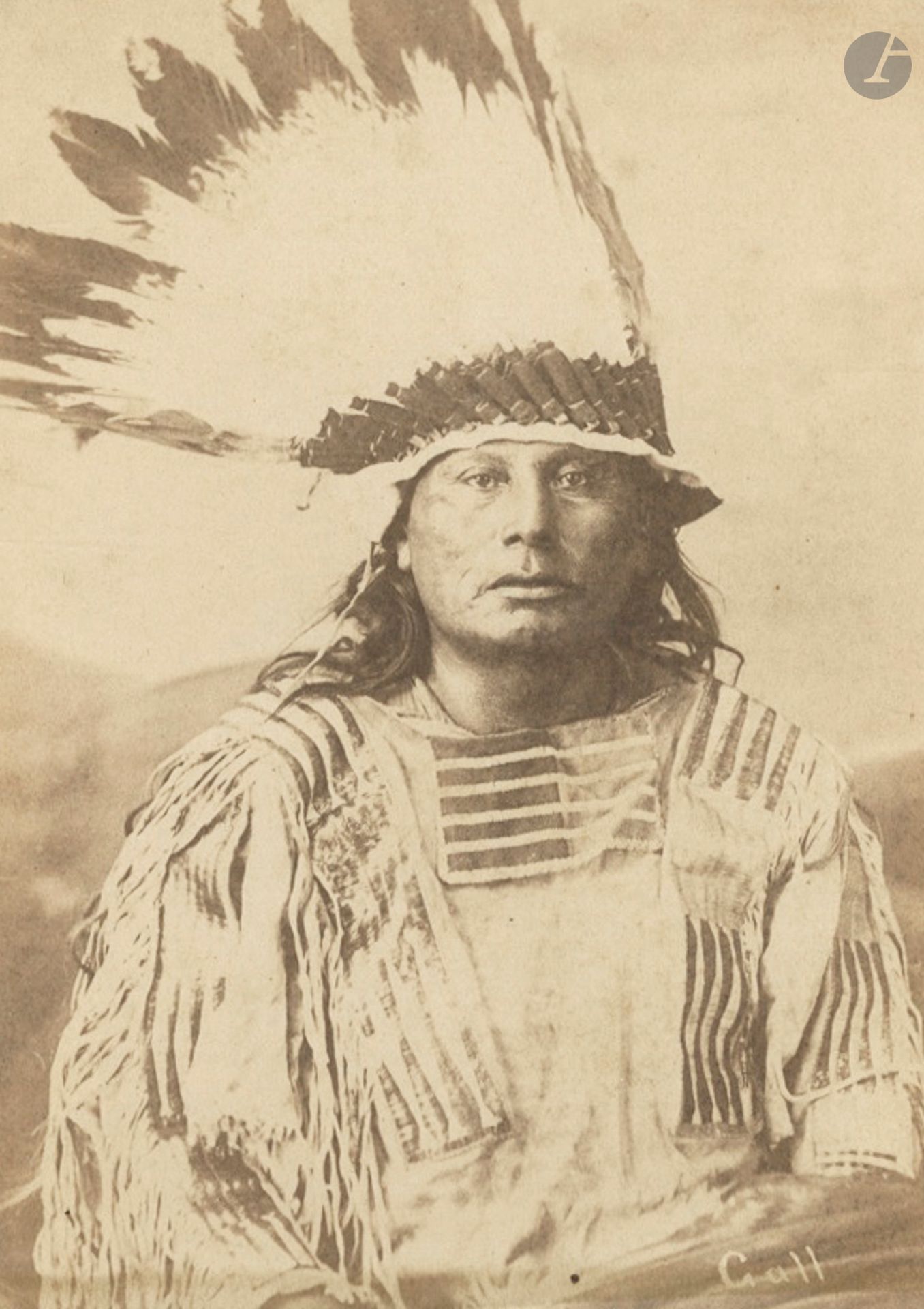 Robert L. Kelly
Chef indien Sioux Lakota Hunkpapa "Gall". Dakota, c. 1880. 
Épreuve sur papier albuminé contrecollée sur carton au format carte cabinet. Crédit du photographe sur le montage. "Gall" manuscrit dans le négatif. 
14 x 10 cm