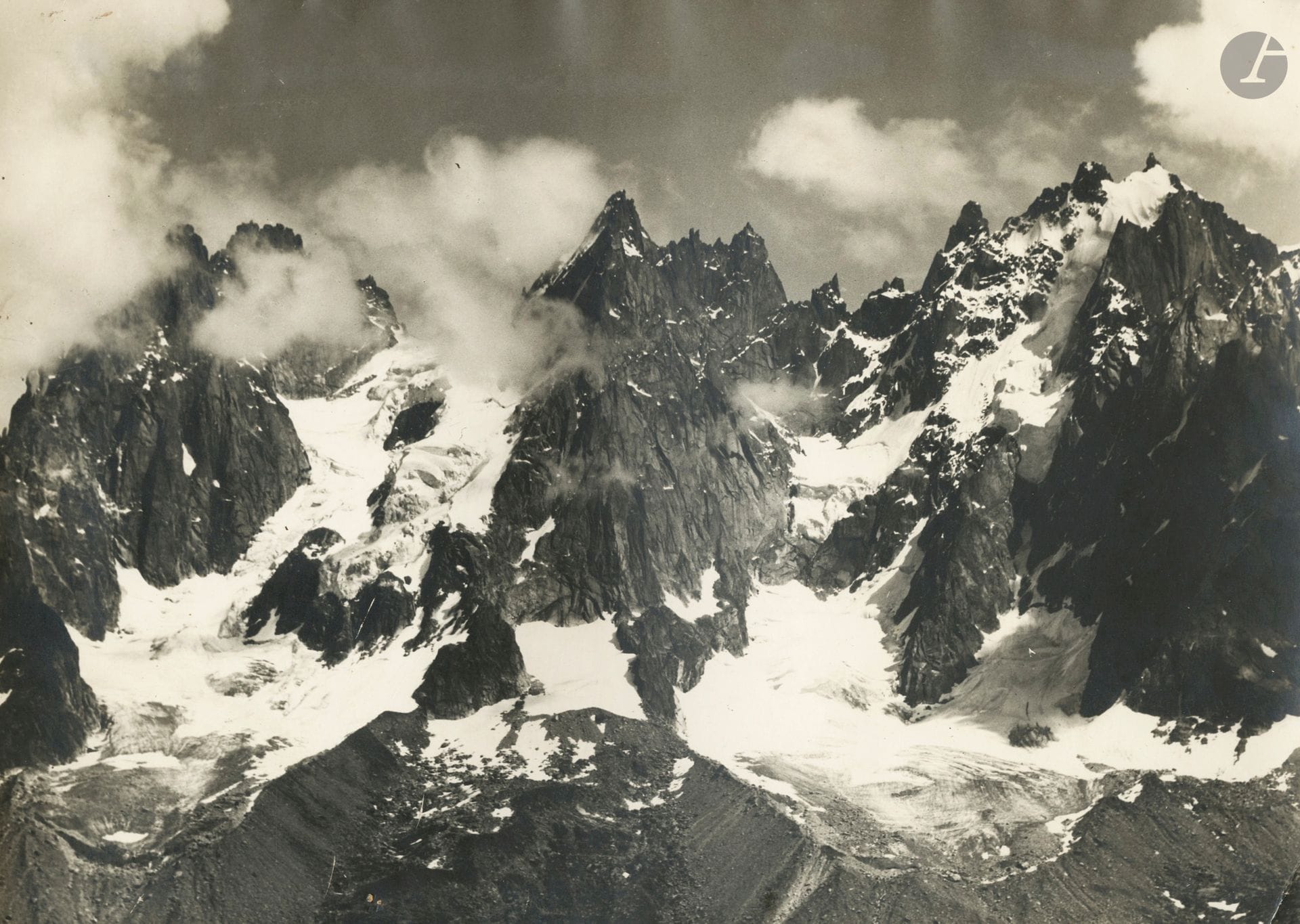Georges II Tairraz (1900-1975)
Aiguille de la Blaitière et Dent du Caïman. Chamonix, c. 1930. 
Épreuve argentique d'époque montée par les coins supérieurs sur carton. Tampon du photographe au verso. 
28,5 x 39,3 cm