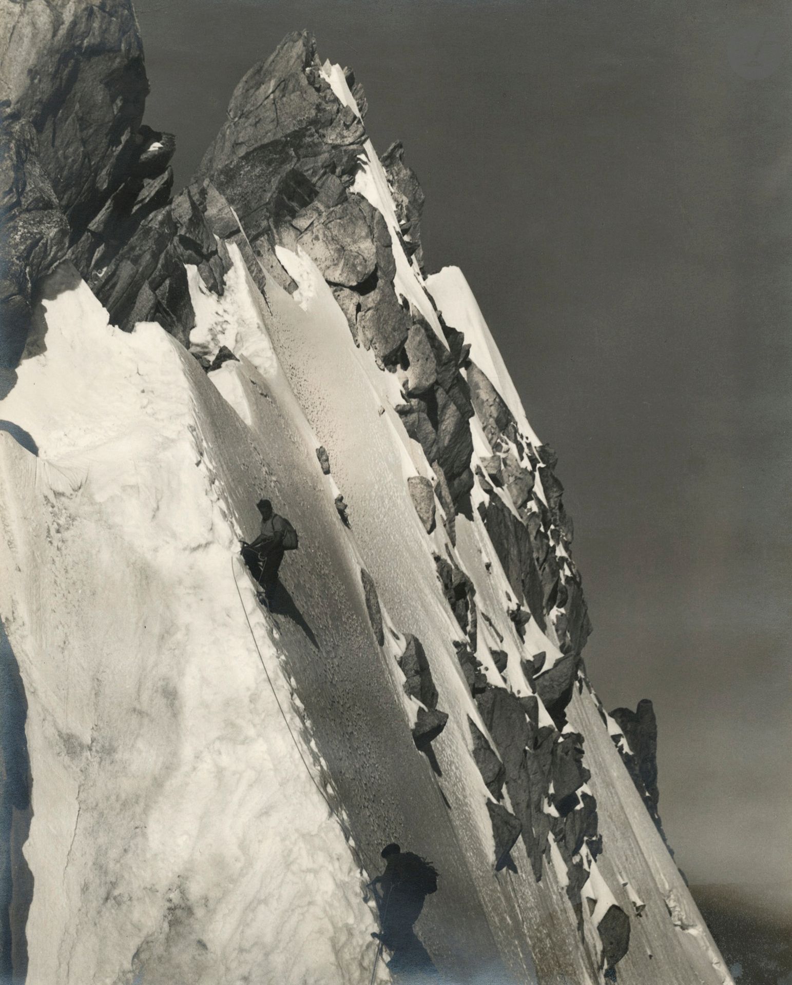 Georges II Tairraz (1900-1975)
Cordée sur l'Aiguille Verte. Massif du Mont-Blanc, c. 1930. 
Épreuve argentique d'époque. Tampon du photographe au verso. 
30 x 24 cm