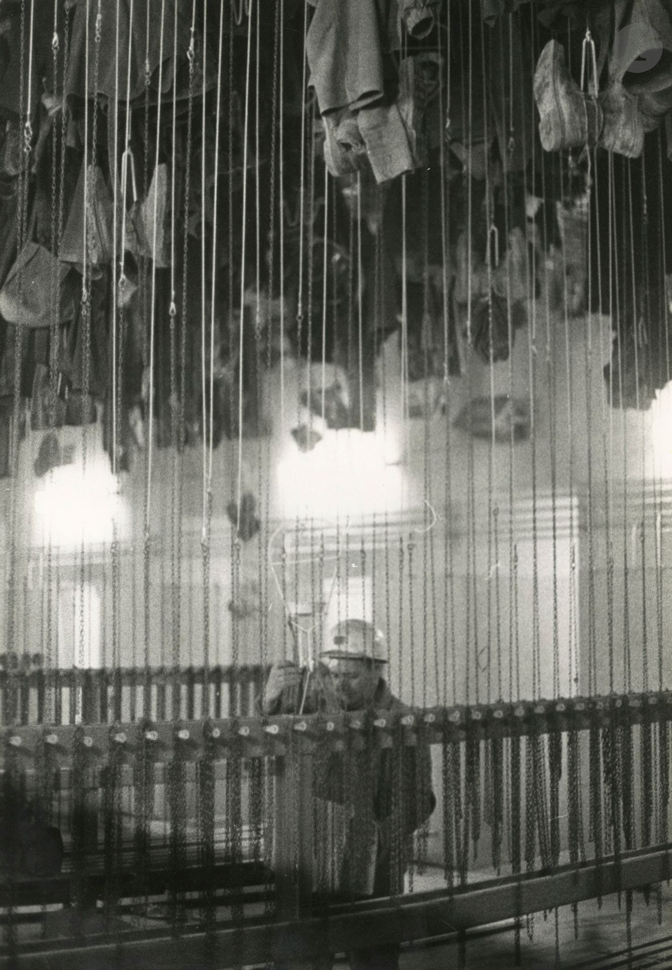 Louis Lucchesi
Vestiaire suspendu de mineurs, c. 1960. 
Épreuve argentique d'époque. Tampon du photographe au verso. 
30 x 20,2 cm